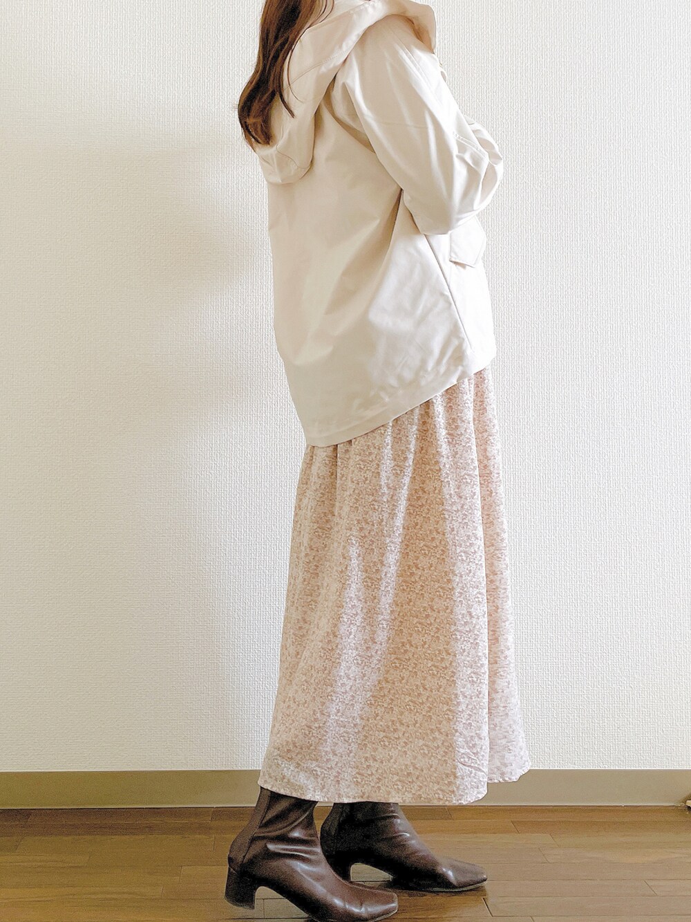 その他のワンピース、ブラウン系のブーツ、ホワイト系のブルゾンを着用したレディースの春コーディネートの2枚目の写真