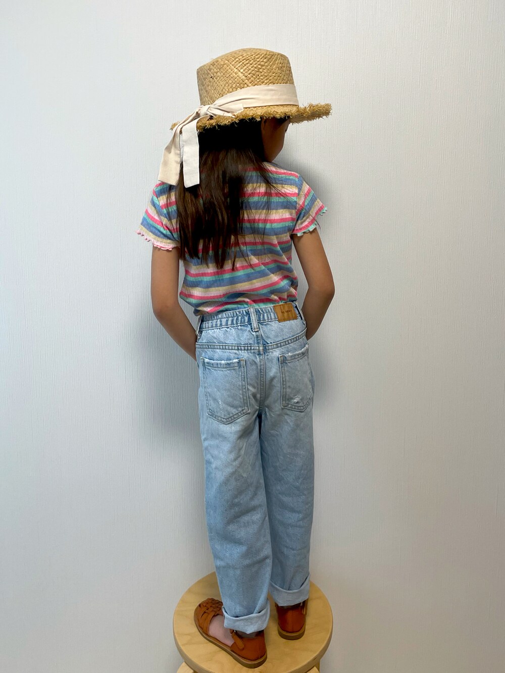 その他のTシャツ/カットソー、ブラウン系のサンダル、ブルー系のデニムパンツを着用したキッズの春コーディネートの2枚目の写真