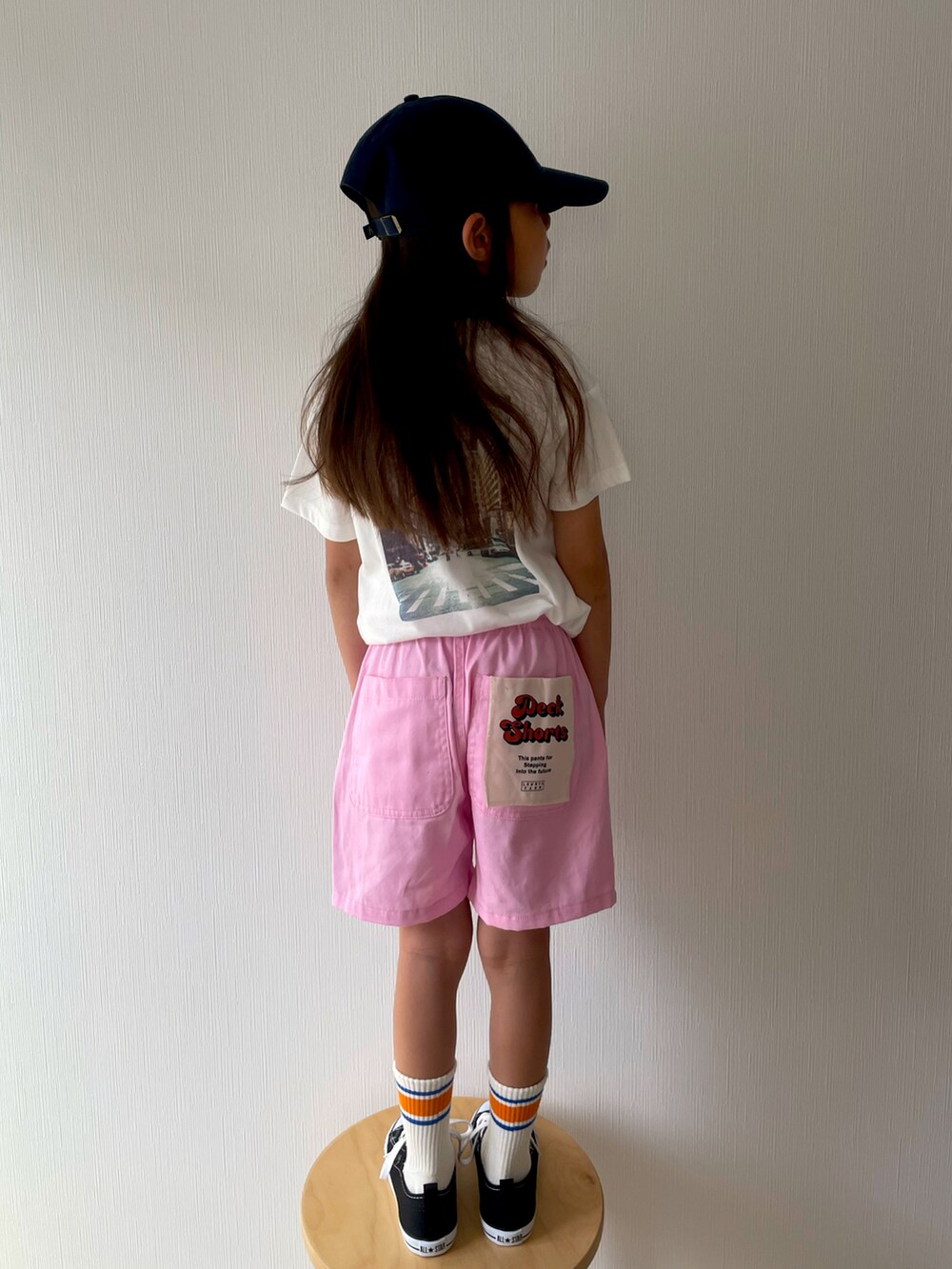 ホワイト系のTシャツ/カットソー、ホワイト系のその他パンツ、ブラック系のスニーカーを着用したキッズの春コーディネートの2枚目の写真