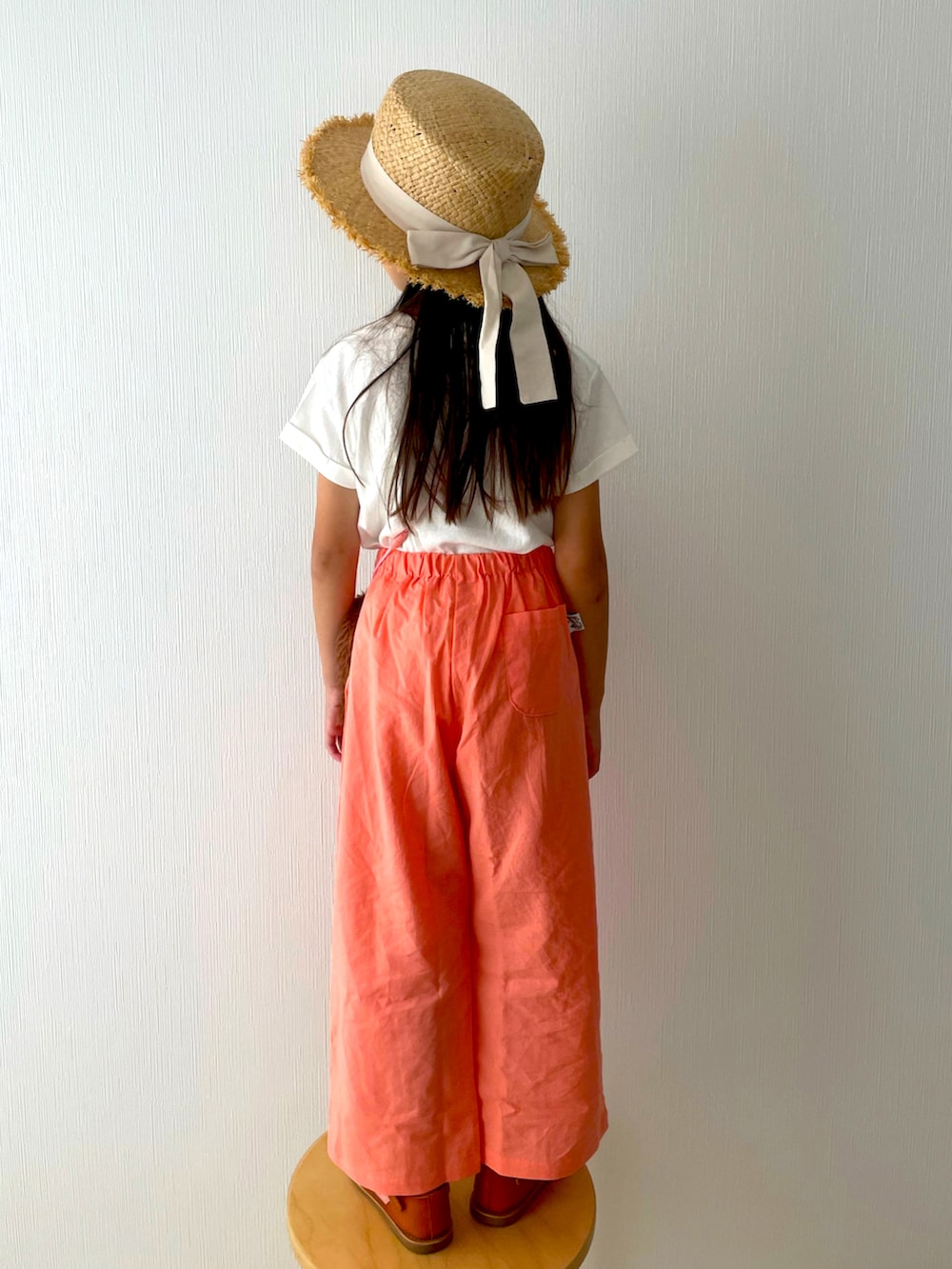 ホワイト系のTシャツ/カットソー、ピンク系のパンツ、ブラウン系のサンダルを着用したキッズの夏コーディネートの2枚目の写真