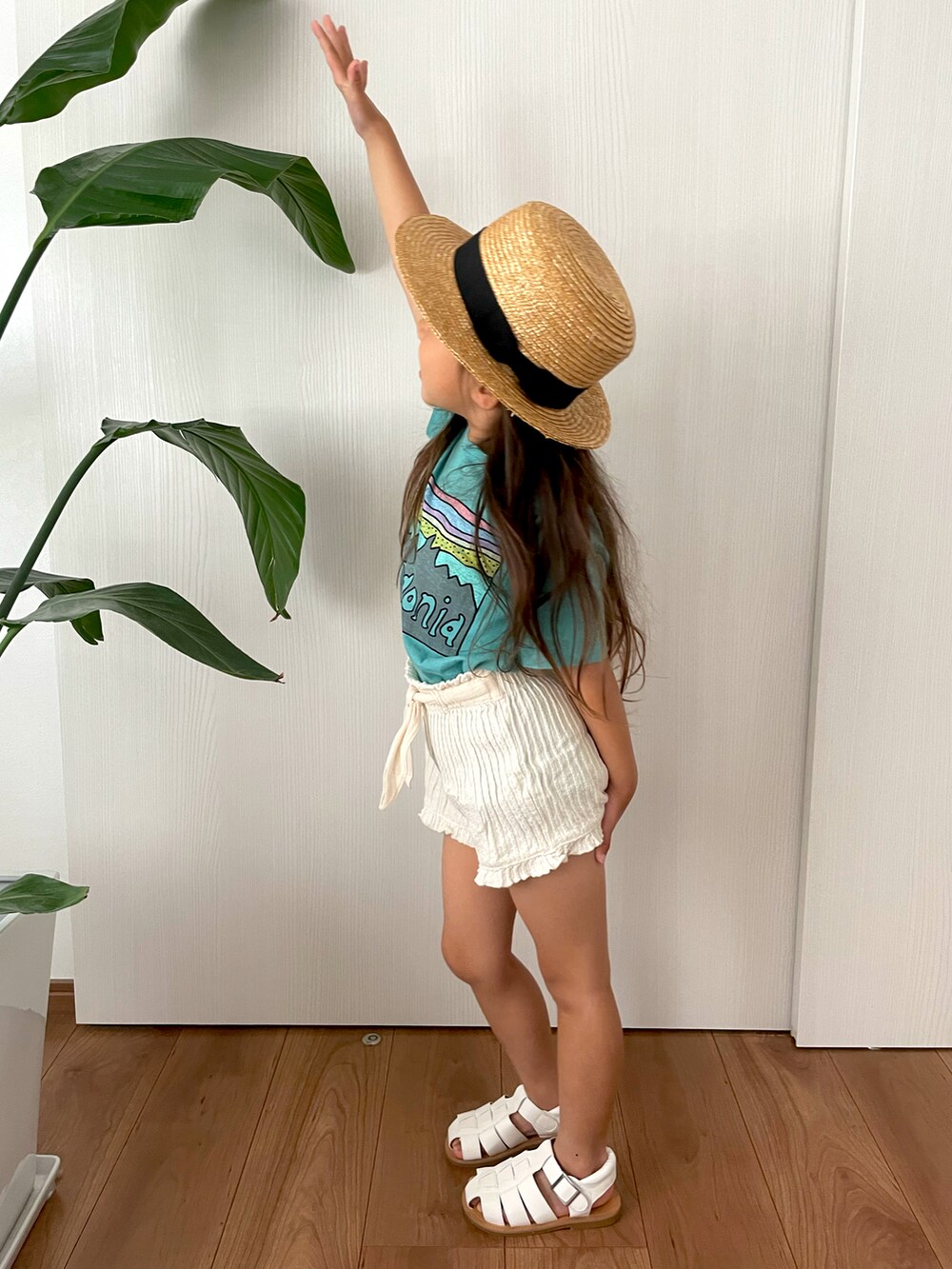 その他のTシャツ/カットソー、ベージュ系のパンツ、ホワイト系のサンダルを着用したキッズの春コーディネートの2枚目の写真