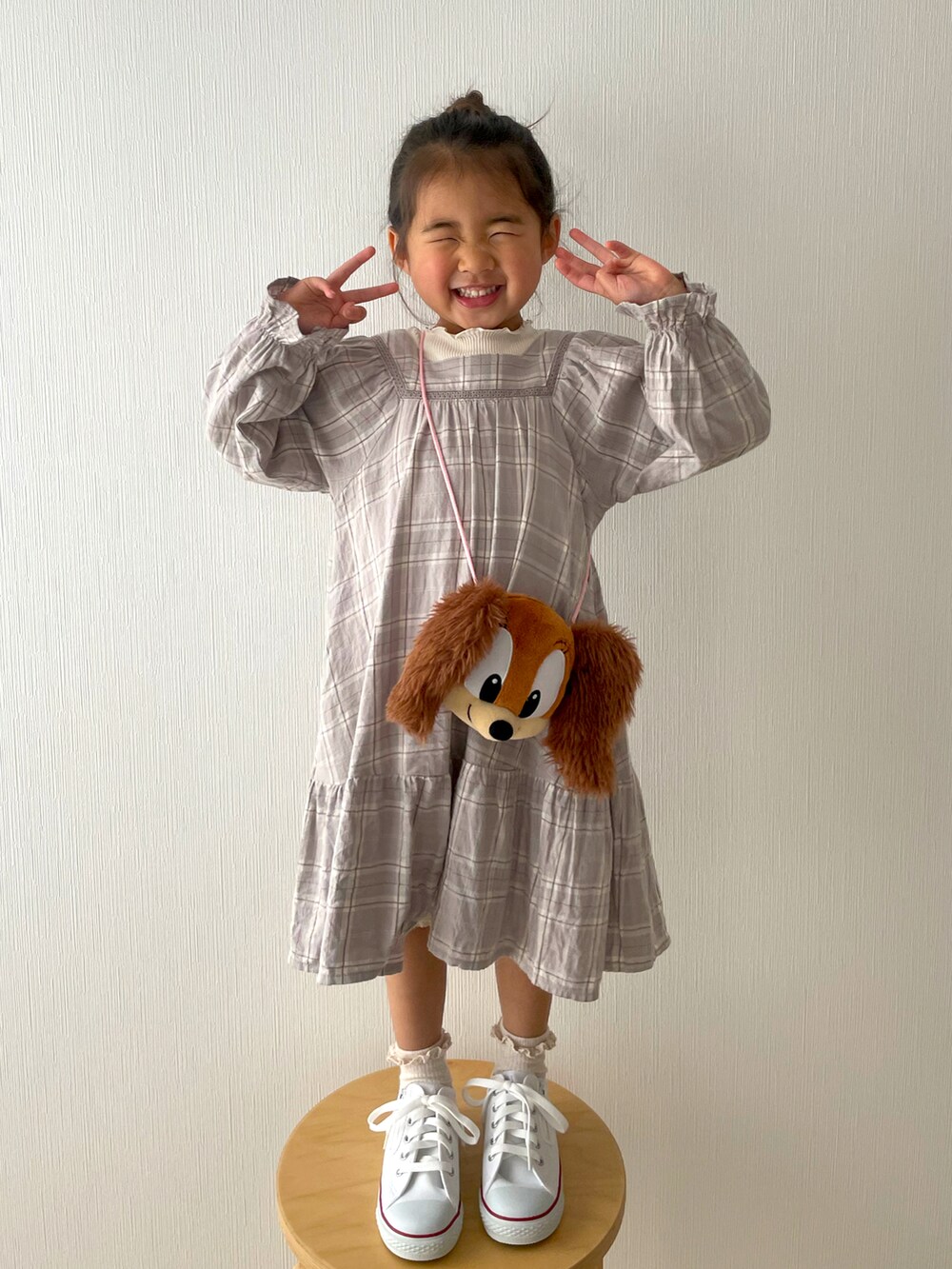 ホワイト系のスニーカー、その他のワンピースを着用したキッズの春コーディネートの3枚目の写真