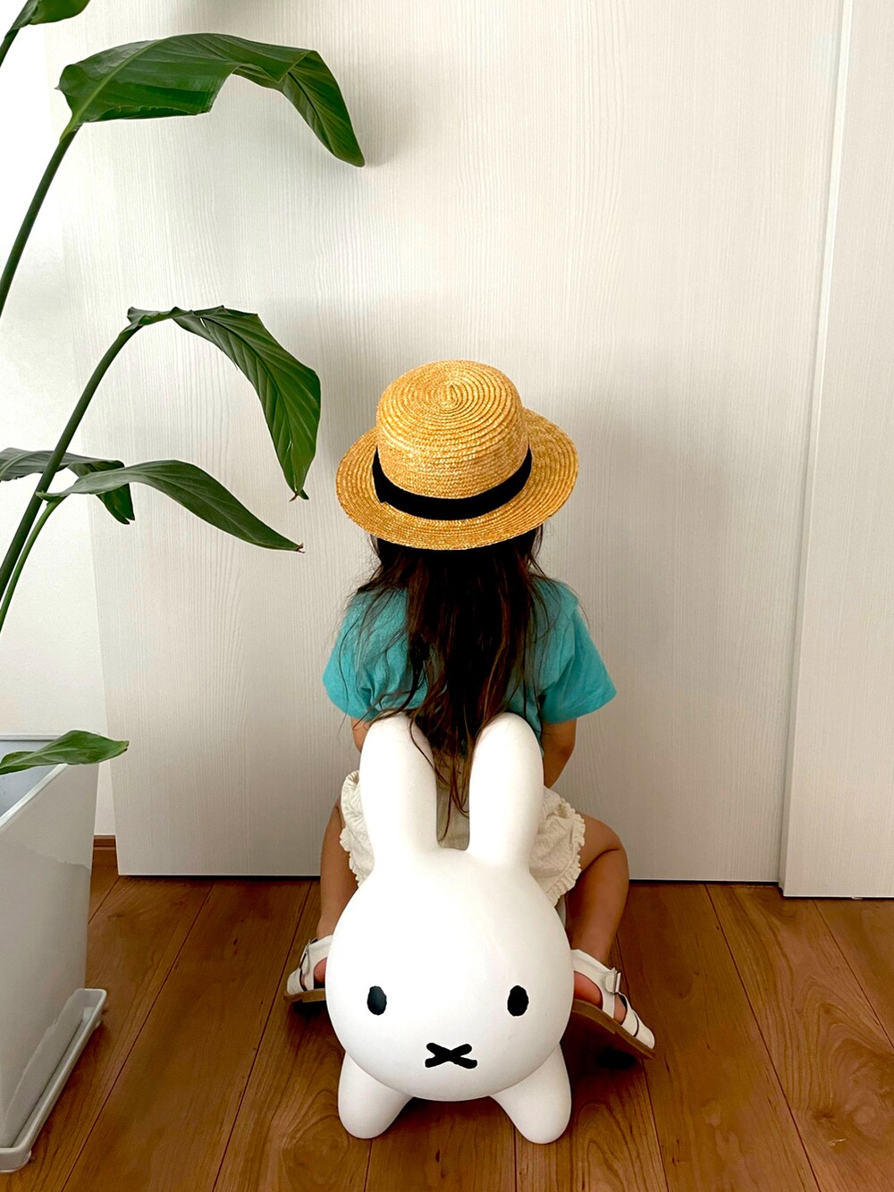 その他のTシャツ/カットソー、ベージュ系のパンツ、ホワイト系のサンダルを着用したキッズの春コーディネートの3枚目の写真