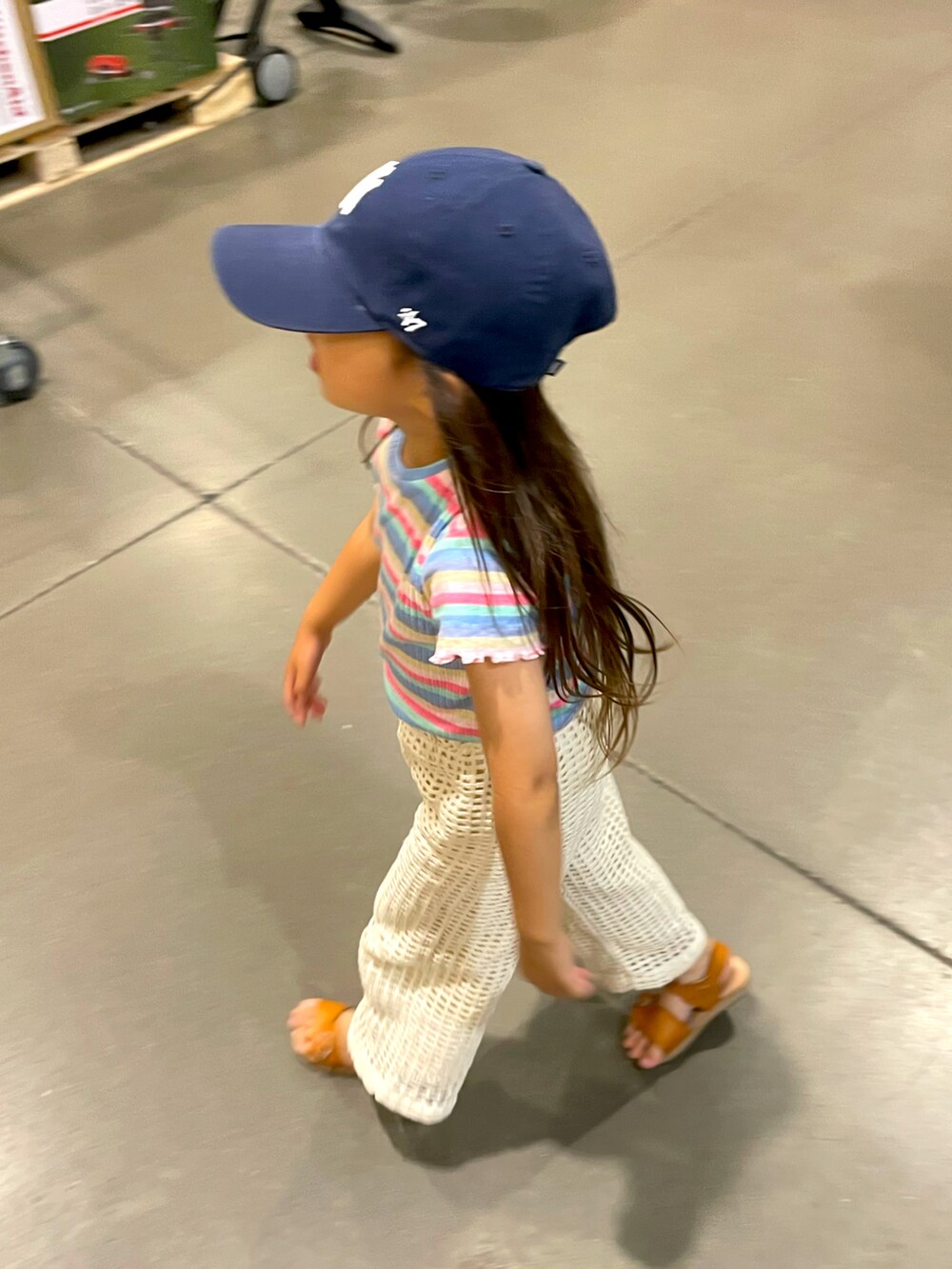 その他のTシャツ/カットソー、ベージュ系のパンツ、ブラウン系のサンダルを着用したキッズの夏コーディネートの3枚目の写真