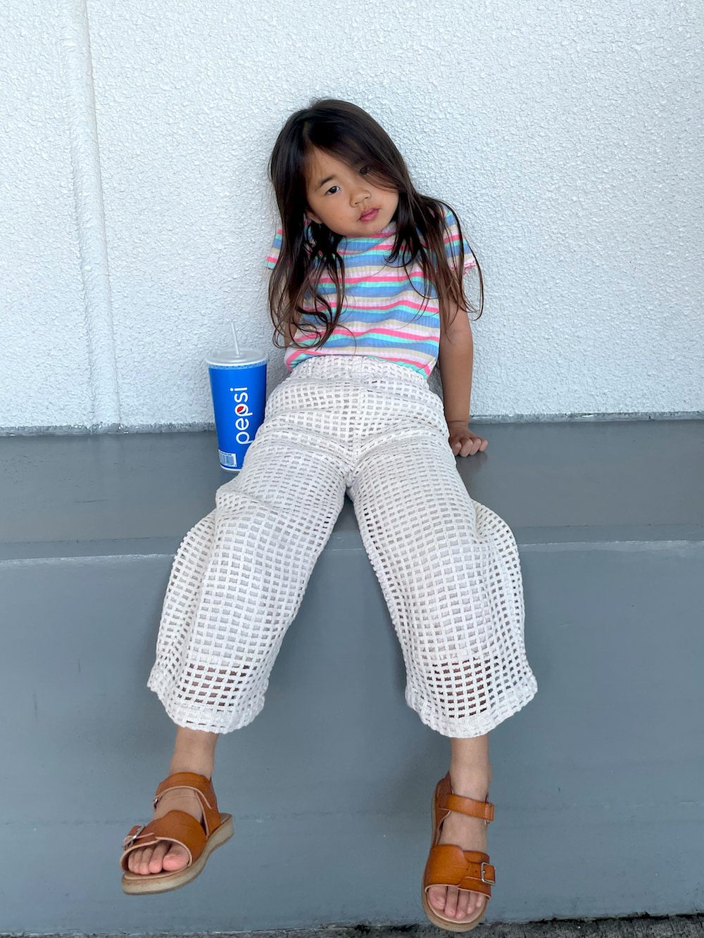 その他のTシャツ/カットソー、ベージュ系のパンツ、ブラウン系のサンダルを着用したキッズの夏コーディネートの2枚目の写真