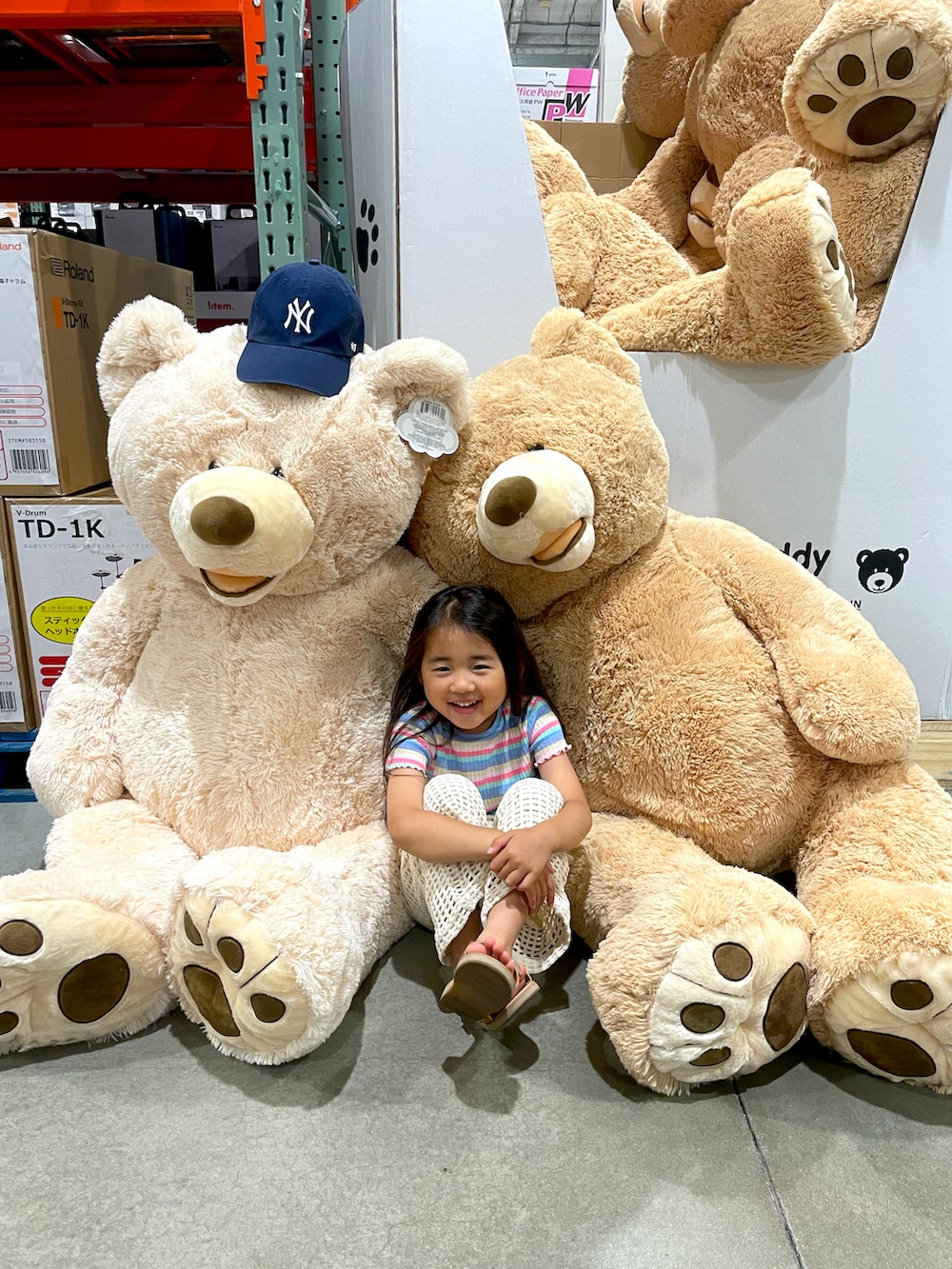 その他のTシャツ/カットソー、ベージュ系のパンツ、ブラウン系のサンダルを着用したキッズの夏コーディネートの4枚目の写真