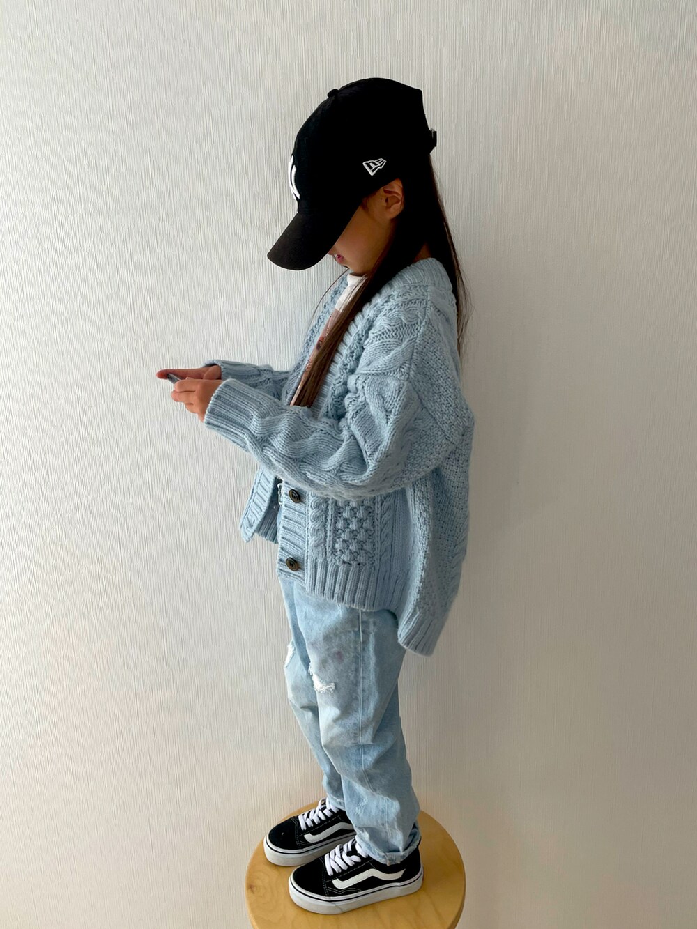 ブルー系のニット/セーター、ブラック系のスニーカー、ホワイト系のTシャツ/カットソーを着用したキッズの春コーディネートの2枚目の写真