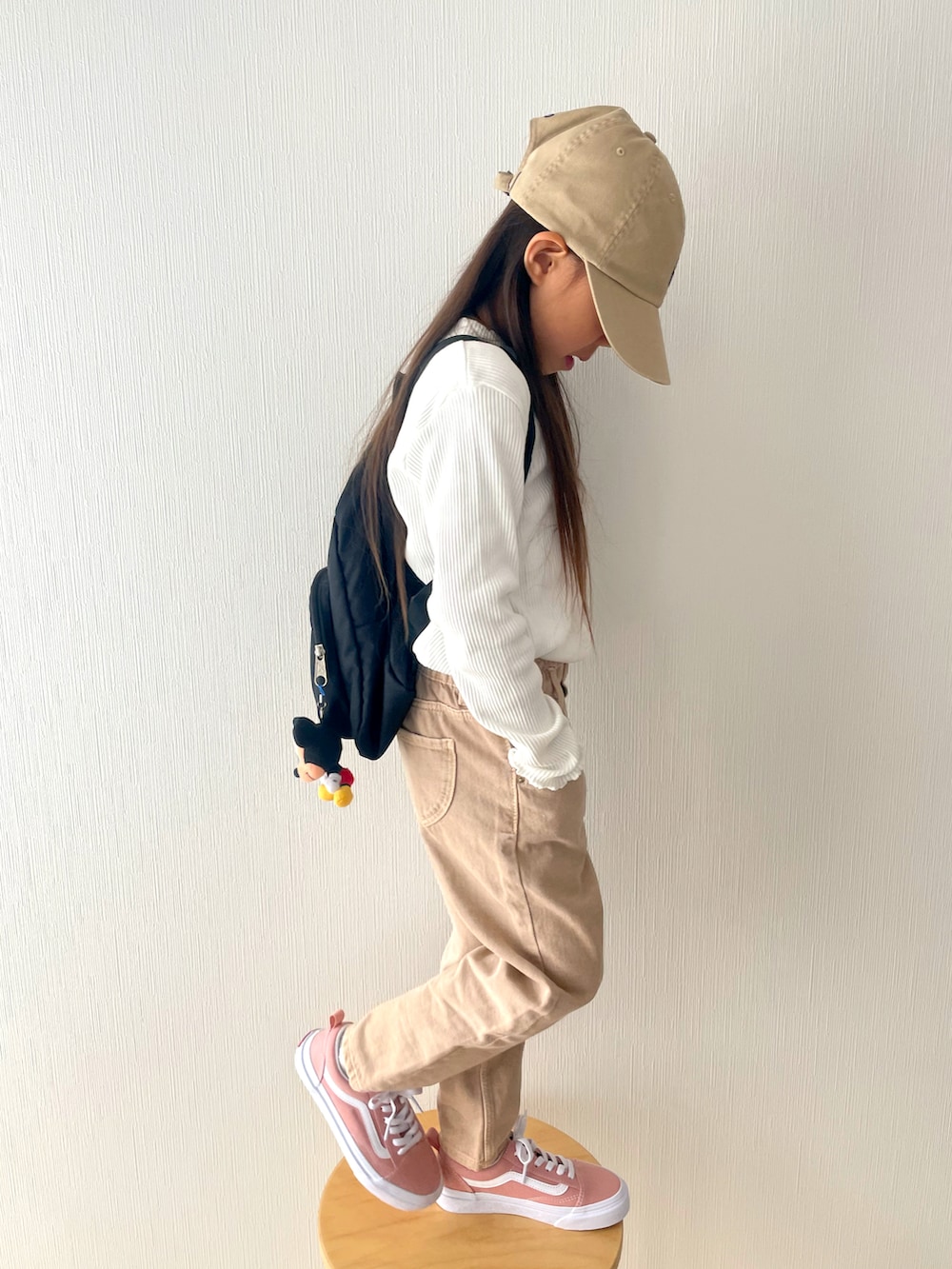 ホワイト系のTシャツ/カットソー、ベージュ系のパンツ、ピンク系のスニーカーを着用したキッズの春コーディネートの2枚目の写真