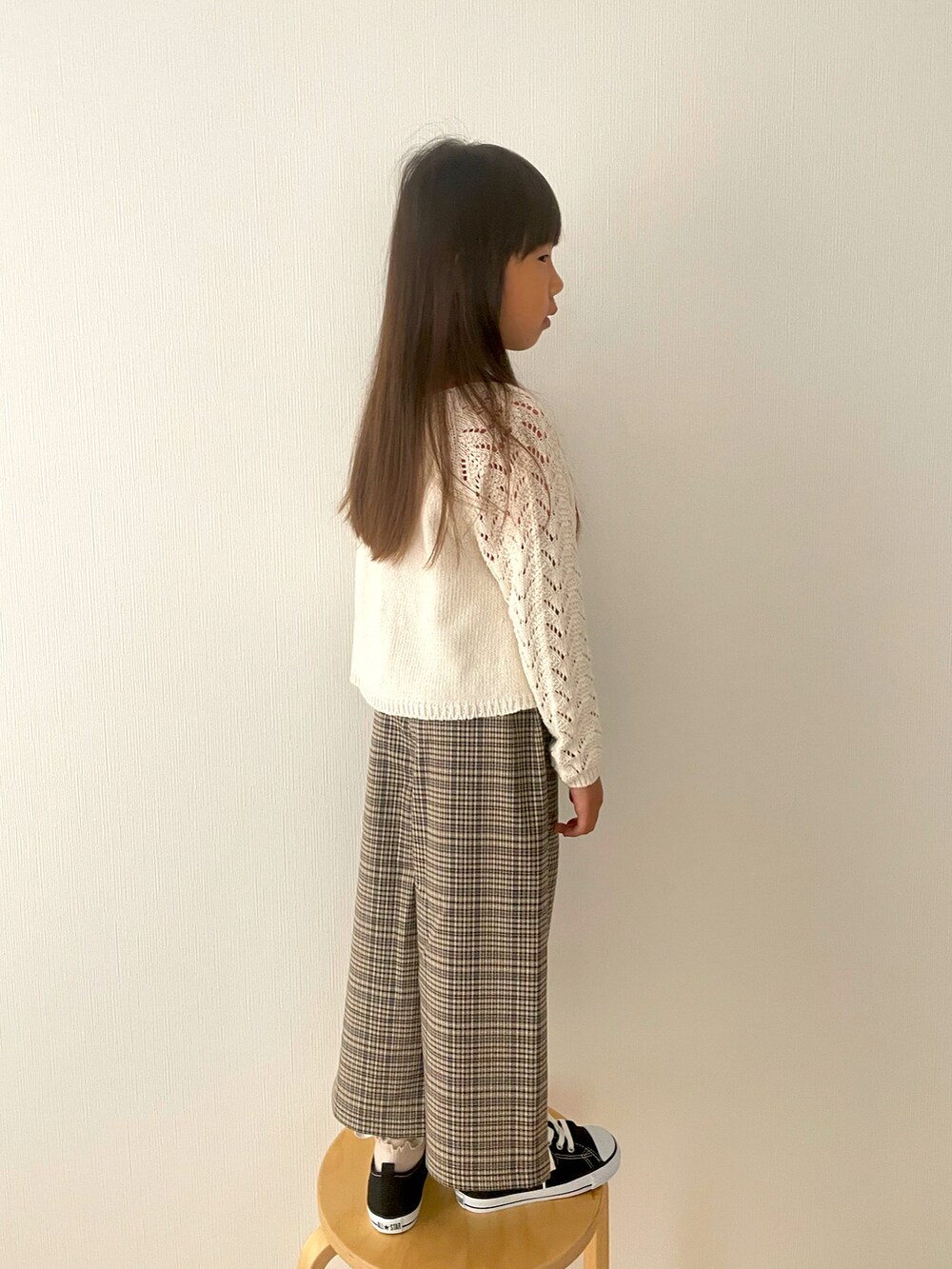 ピンク系のTシャツ/カットソー、その他のパンツ、ブラック系のスニーカーを着用したキッズの春コーディネートの2枚目の写真