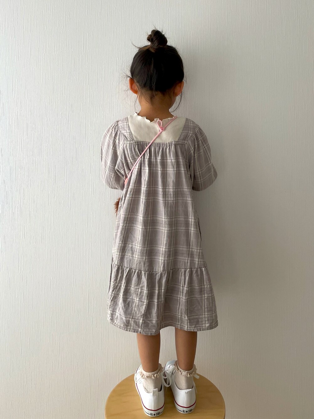 ホワイト系のスニーカー、その他のワンピースを着用したキッズの春コーディネートの2枚目の写真