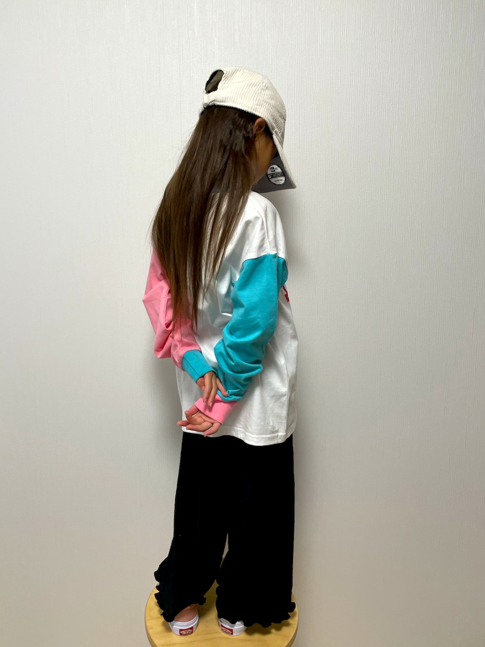 その他のTシャツ/カットソー、ブラック系のパンツ、ピンク系のスニーカーを着用したキッズの春コーディネートの2枚目の写真