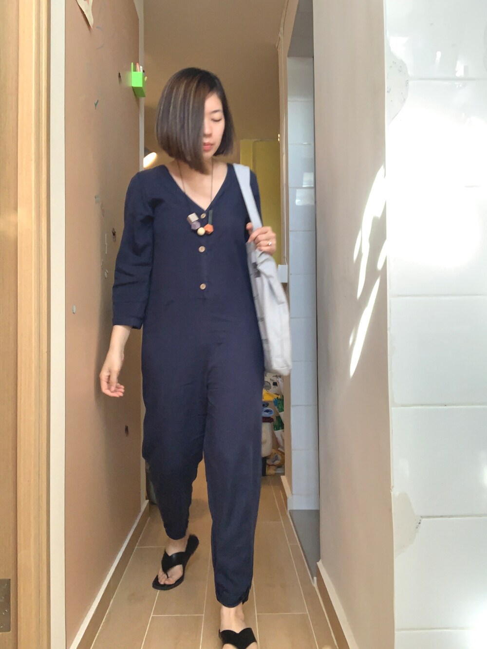 ブルー系のつなぎ/オールインワンを着用したレディースの春コーディネートの2枚目の写真