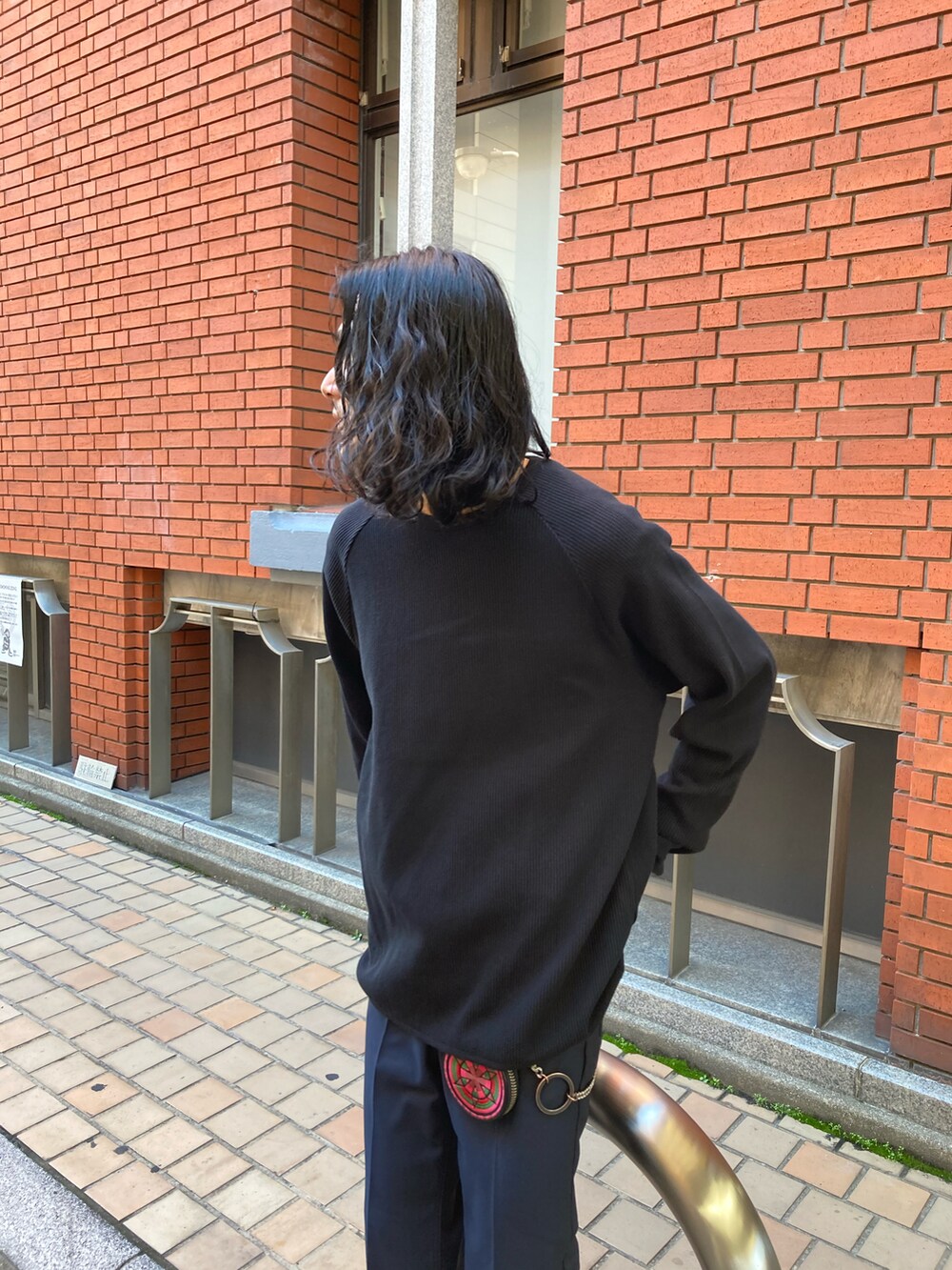 ブラック系のTシャツ/カットソーを着用したメンズの冬コーディネートの2枚目の写真