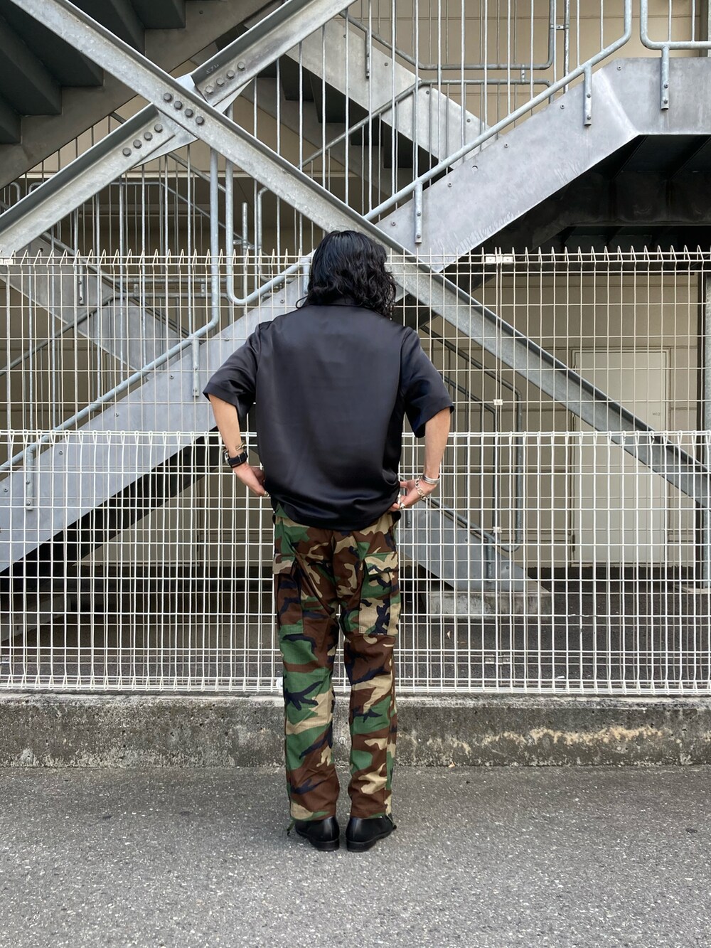 その他のカーゴパンツ、ブラック系のシャツ/ブラウスを着用したメンズの夏コーディネートの2枚目の写真