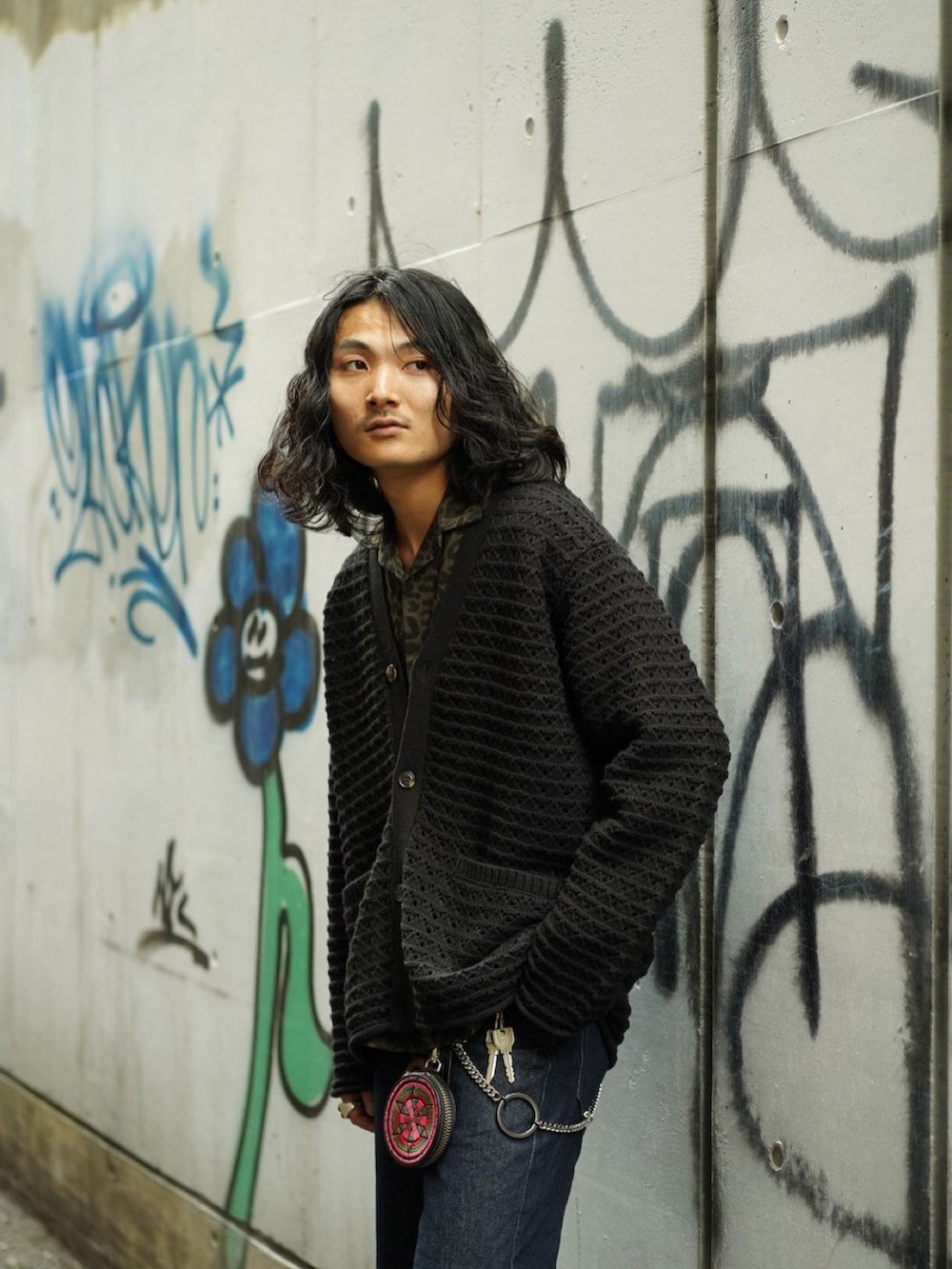 ブルー系のデニムパンツ、ブラック系のカーディガン/ボレロ、グリーン系のシャツ/ブラウスを着用したメンズの秋コーディネートの2枚目の写真