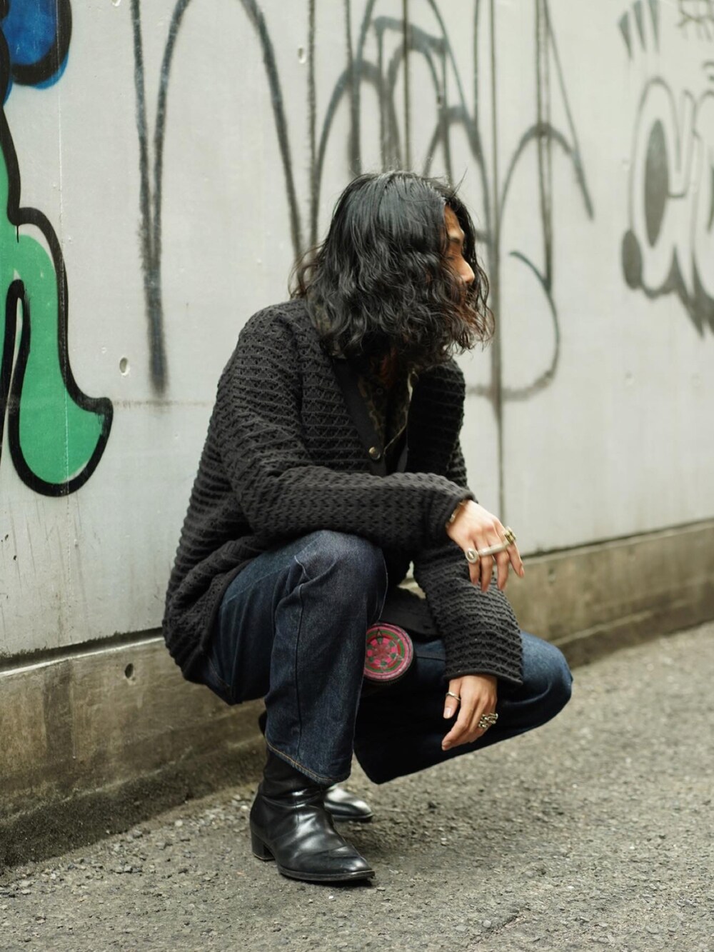 ブルー系のデニムパンツ、ブラック系のカーディガン/ボレロ、グリーン系のシャツ/ブラウスを着用したメンズの秋コーディネートの3枚目の写真