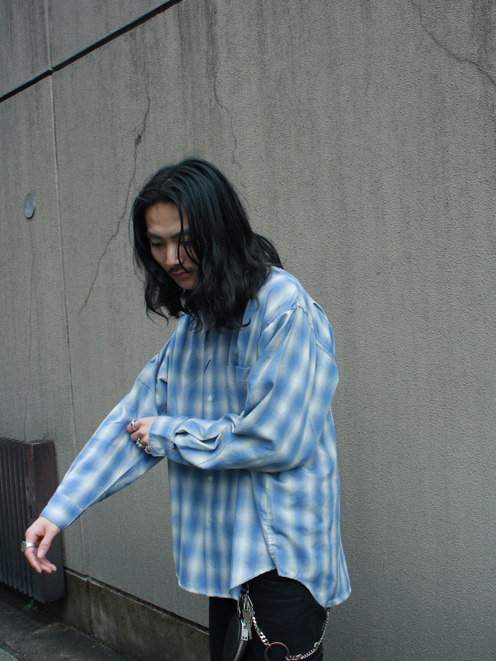 「春服デビュー宣言、オンブレーチェックシャツ、オンブレチェック、シャツスタイル、シャツコーデ﻿、メンズシャツ、シンプルコーデ、休日コーデ、春コーデ、カジュアルコーデ、デニムパンツ、デニム、大人コーデ、ラフ、はるコーデ」｜「CIAOPANICの【2023SSアイテム】オンブレチェックシャツ（シャツ/ブラウス、ブルー系）」を使った、maedaayutoさん（メンズ・180cm）の春コーディネートの2枚目の写真