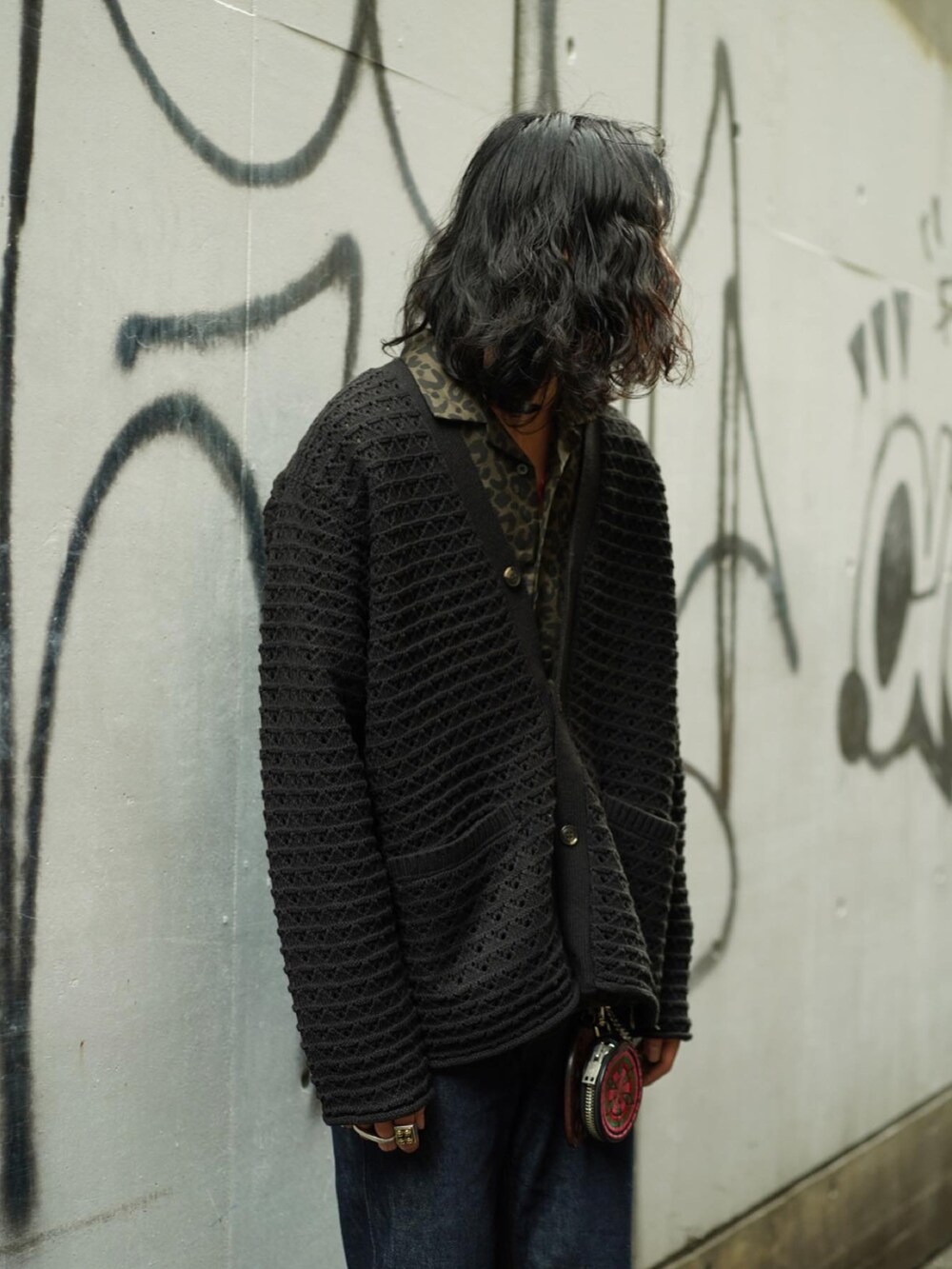 ブルー系のデニムパンツ、ブラック系のカーディガン/ボレロ、グリーン系のシャツ/ブラウスを着用したメンズの秋コーディネートの4枚目の写真