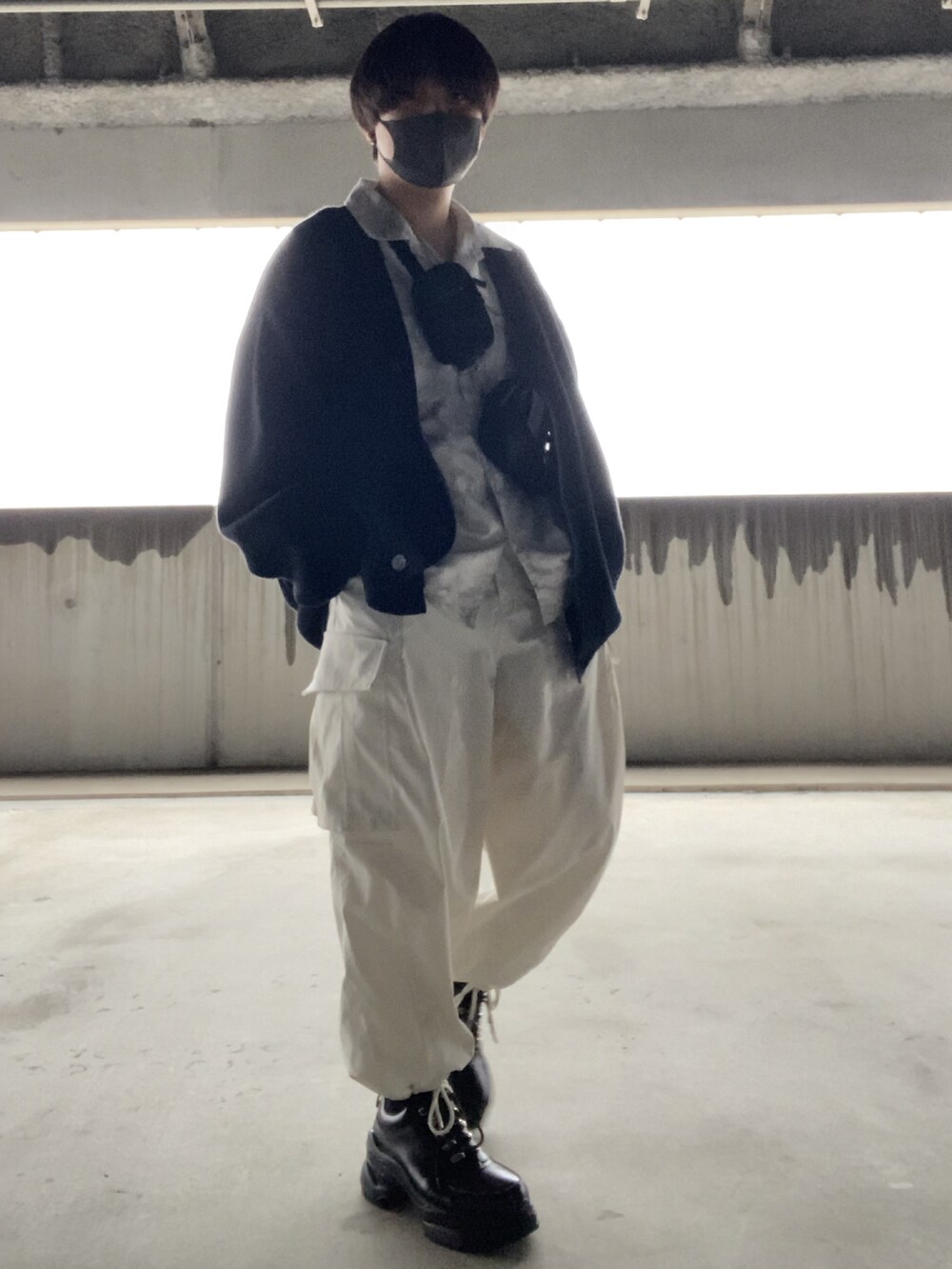 ブラック系のスニーカー、ホワイト系のカーゴパンツ、パープル系のカーディガン/ボレロを着用したメンズの冬コーディネートの2枚目の写真