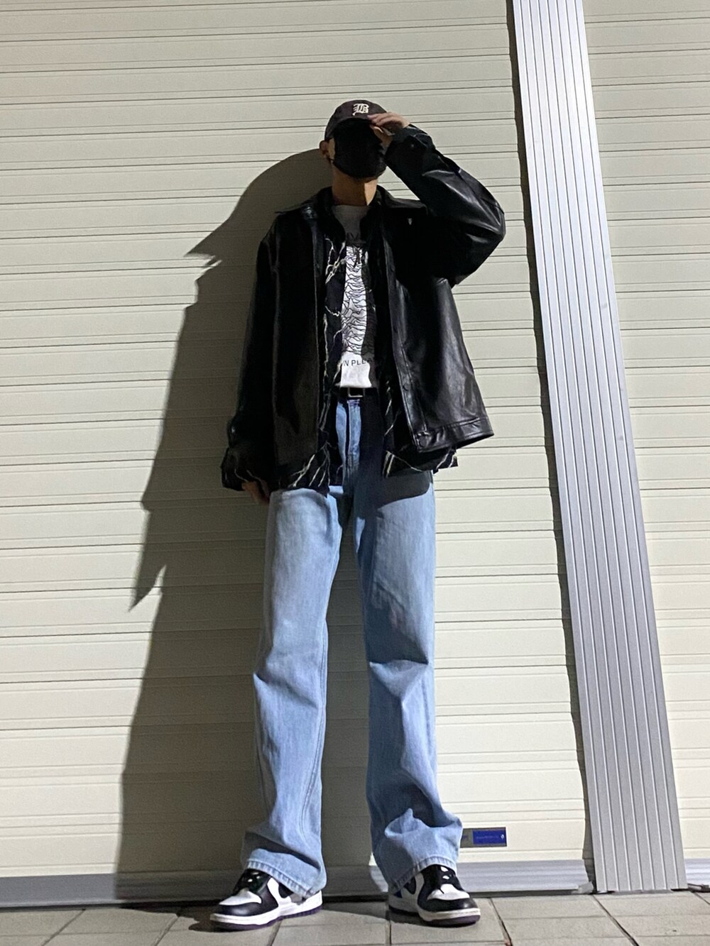 ブラック系のシャツ/ブラウス、ホワイト系のTシャツ/カットソー、グレー系のキャップを着用したメンズの春コーディネートの3枚目の写真