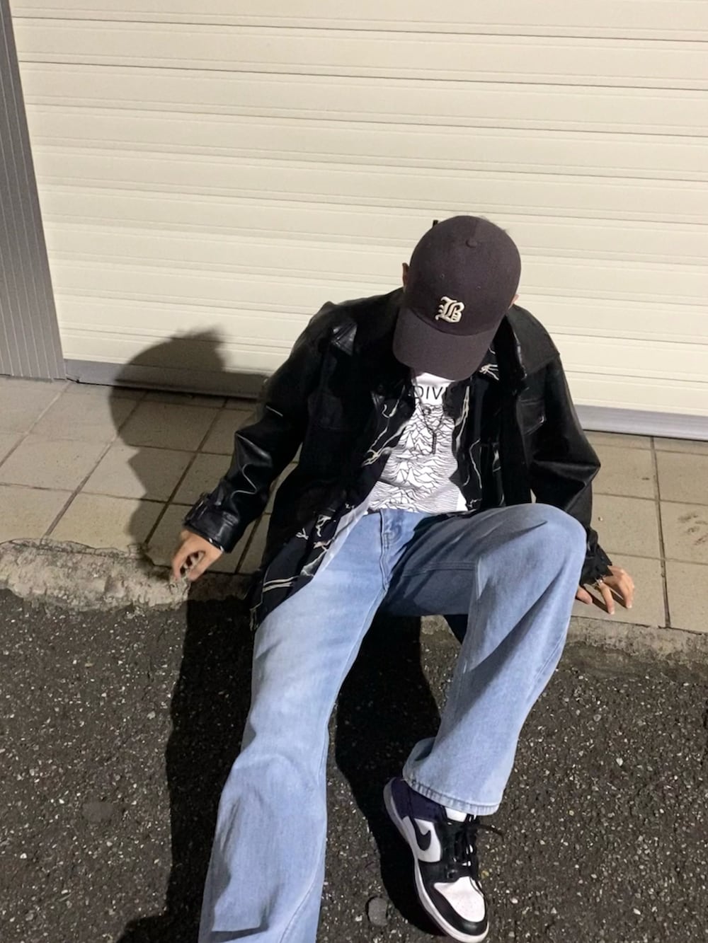 ブラック系のシャツ/ブラウス、ホワイト系のTシャツ/カットソー、グレー系のキャップを着用したメンズの春コーディネートの2枚目の写真