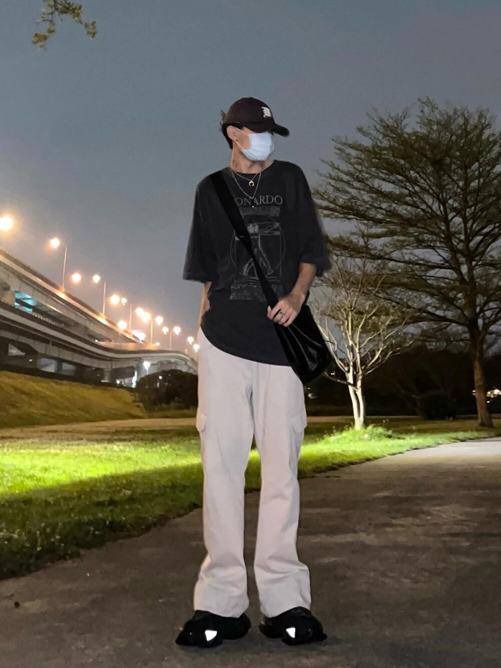 ブラック系のスニーカー、ブラック系のTシャツ/カットソー、グレー系のキャップを着用したメンズの春コーディネートの3枚目の写真