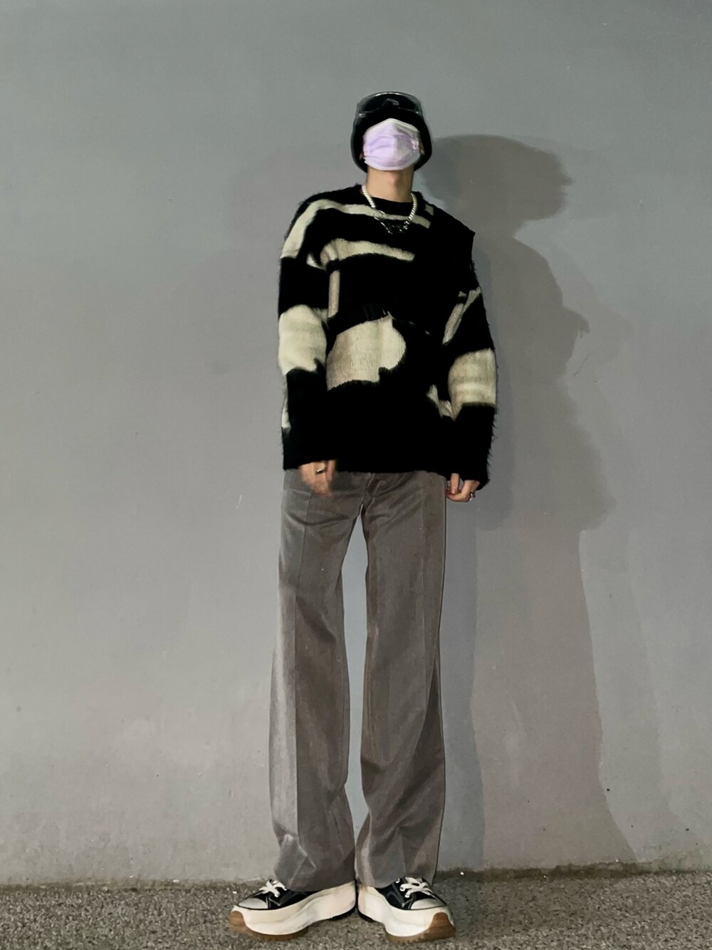 ブラック系のスニーカー、ブラック系のその他トップスを着用したメンズの春コーディネートの2枚目の写真