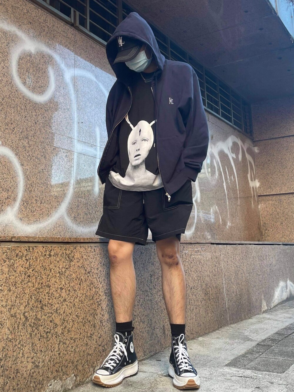 ブラック系のスタジャン、ブラック系のスニーカー、ブラック系のキャップを着用したメンズの春コーディネートの2枚目の写真