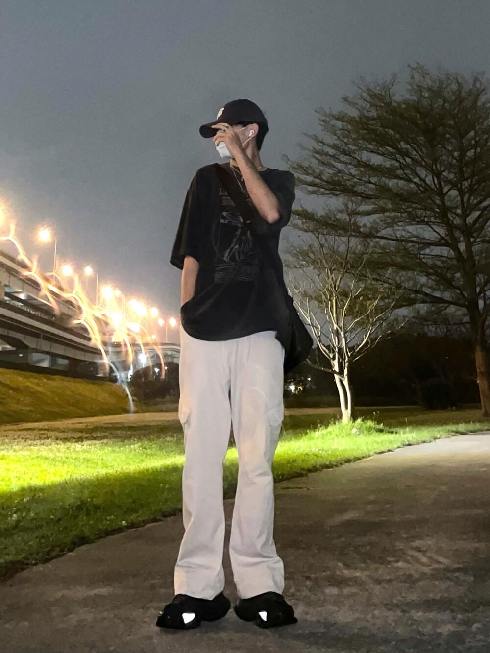 ブラック系のスニーカー、ブラック系のTシャツ/カットソー、グレー系のキャップを着用したメンズの春コーディネートの2枚目の写真