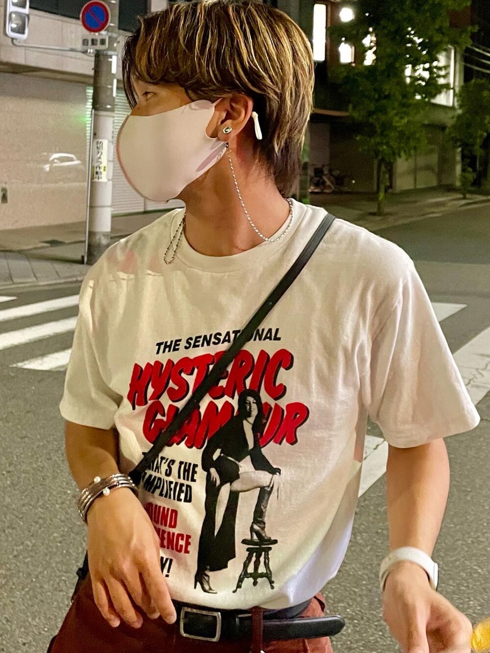 ホワイト系のTシャツ/カットソー、レッド系のパンツ、ブラック系のブーツを着用したメンズの夏コーディネートの2枚目の写真