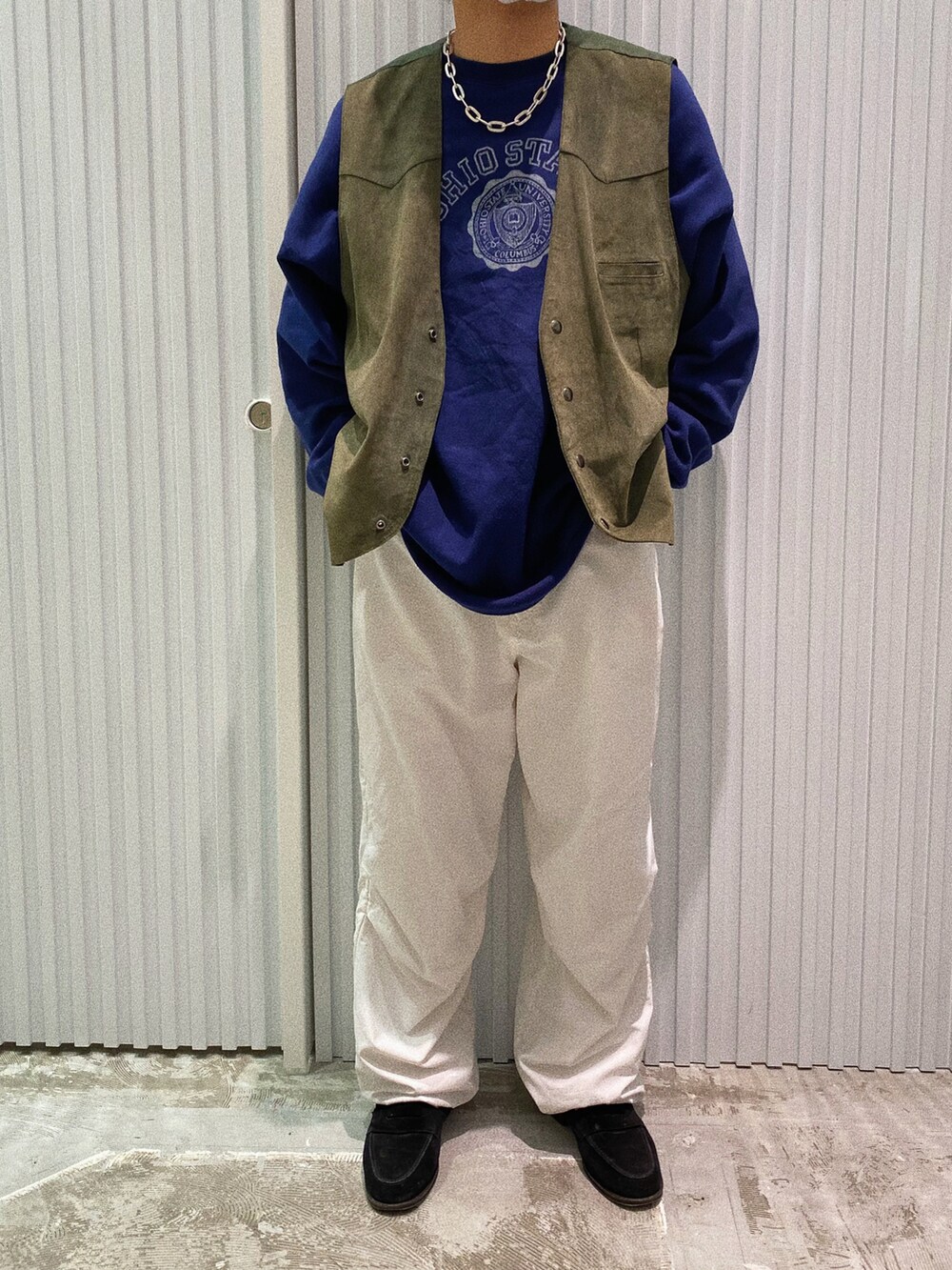 ブラック系のローファー、ホワイト系のその他パンツ、ブルー系のスウェットを着用したメンズの春コーディネートの2枚目の写真