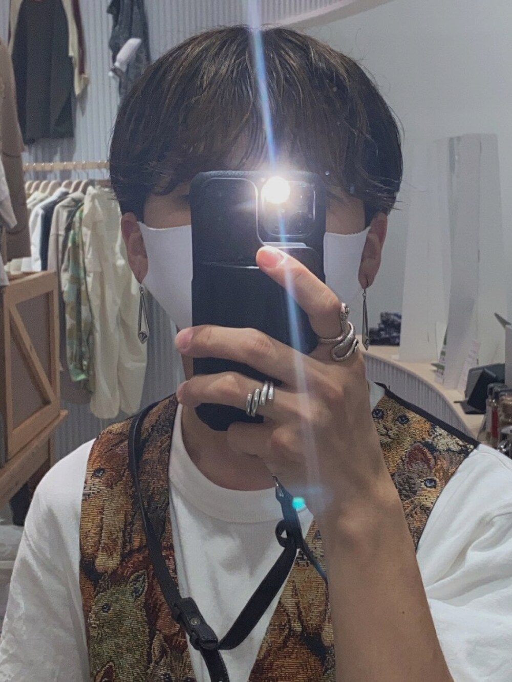 ブラック系のローファー、ブラック系のその他パンツ、グリーン系のベストを着用したメンズの夏コーディネートの2枚目の写真