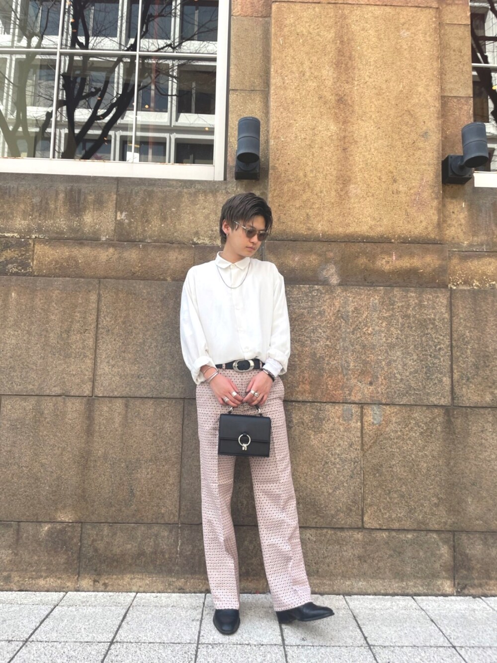 ホワイト系のシャツ/ブラウス、ピンク系のパンツ、ブラック系のショルダーバッグを着用したメンズの春コーディネートの2枚目の写真