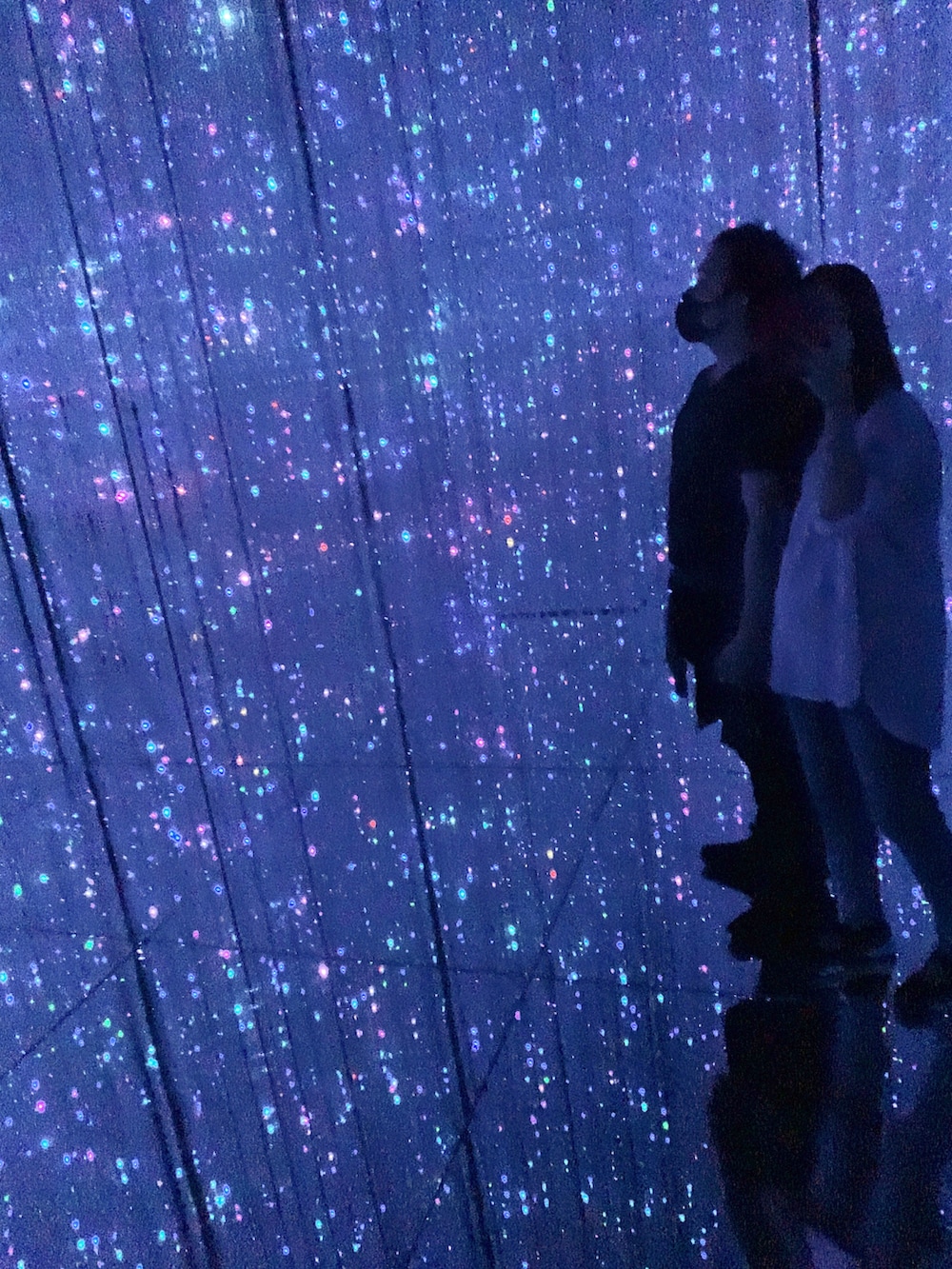 ブルー系のデニムパンツ、ブラック系のサンダル、ピンク系のシャツ/ブラウスを着用したレディースの秋コーディネートの2枚目の写真