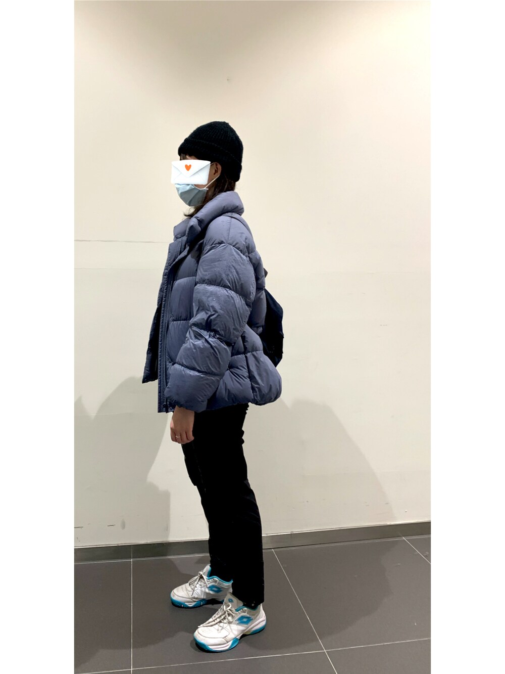 パープル系のダウンジャケット/コート、ブラック系のチノパンツを着用したレディースの春コーディネートの2枚目の写真