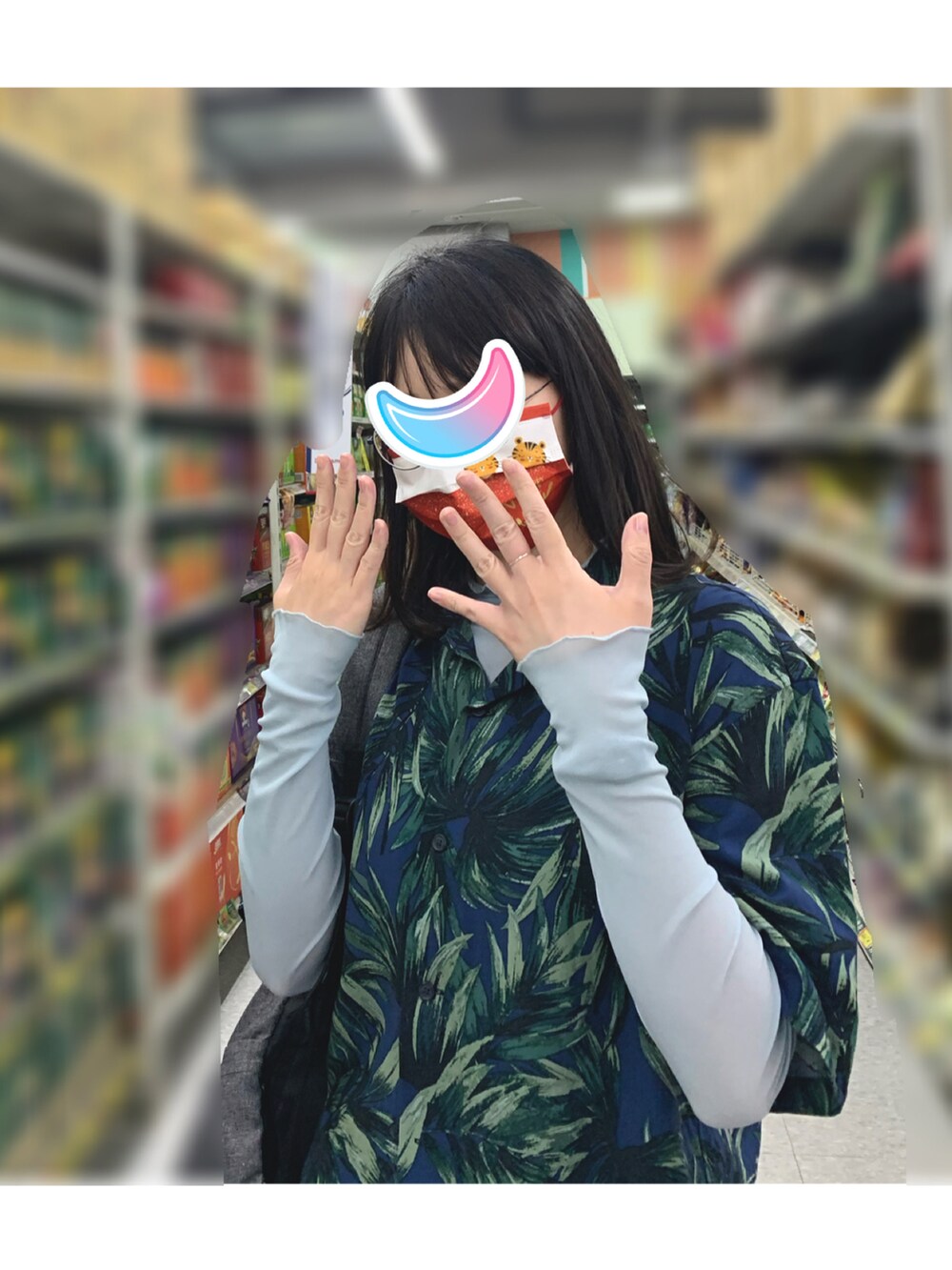 ブルー系のシャツ/ブラウス、ブルー系のデニムパンツ、ホワイト系のスリッポンを着用したレディースの春コーディネートの2枚目の写真