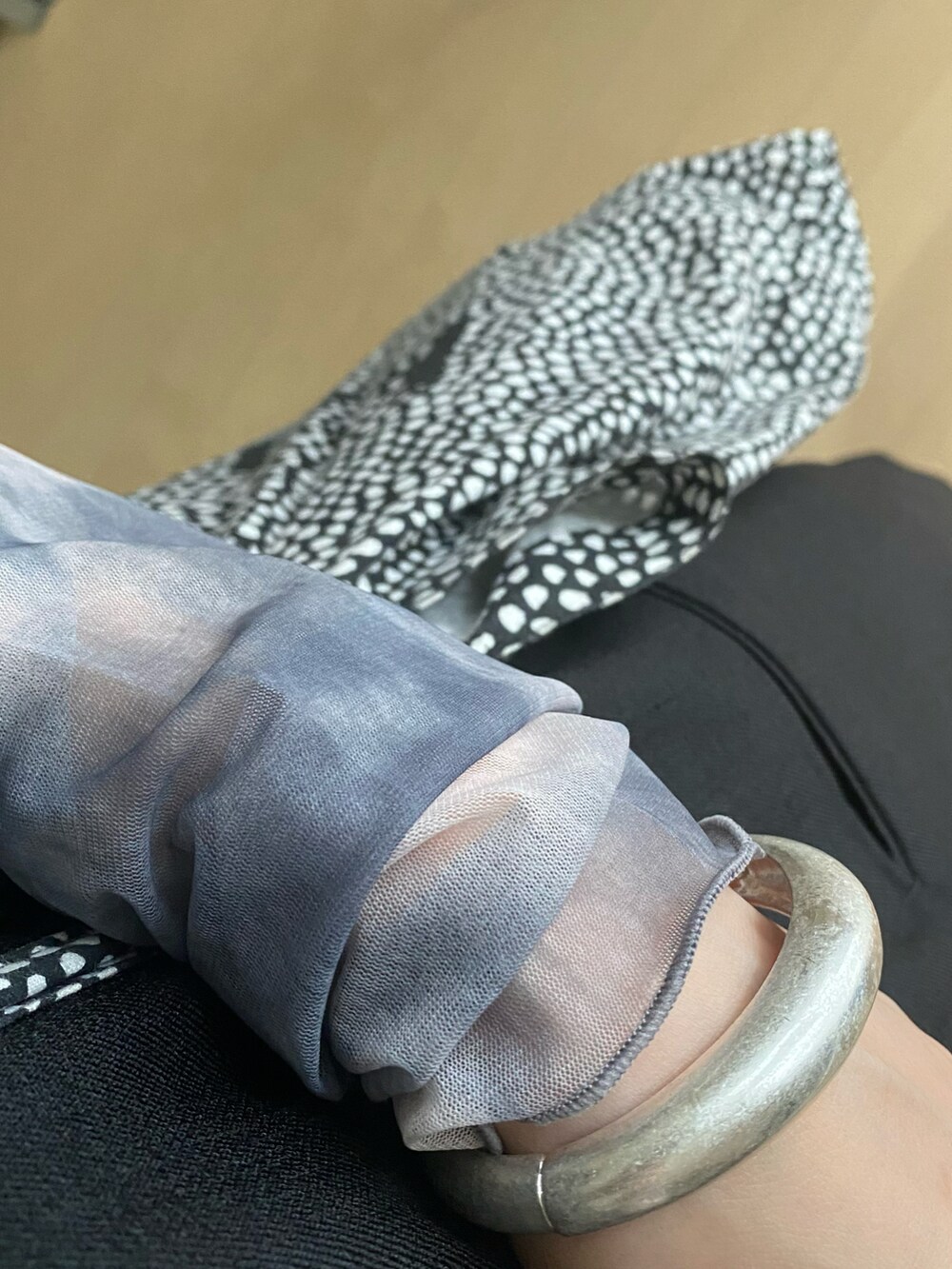 ブラック系のスカート、ブラック系のベスト、グレー系のTシャツ/カットソーを着用したレディースの夏コーディネートの2枚目の写真