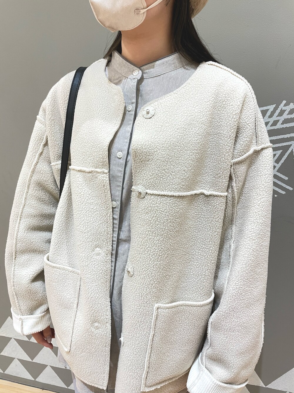 ホワイト系のその他アウター、ブルー系のその他パンツ、ブラウン系のローファーを着用したレディースの秋コーディネートの3枚目の写真