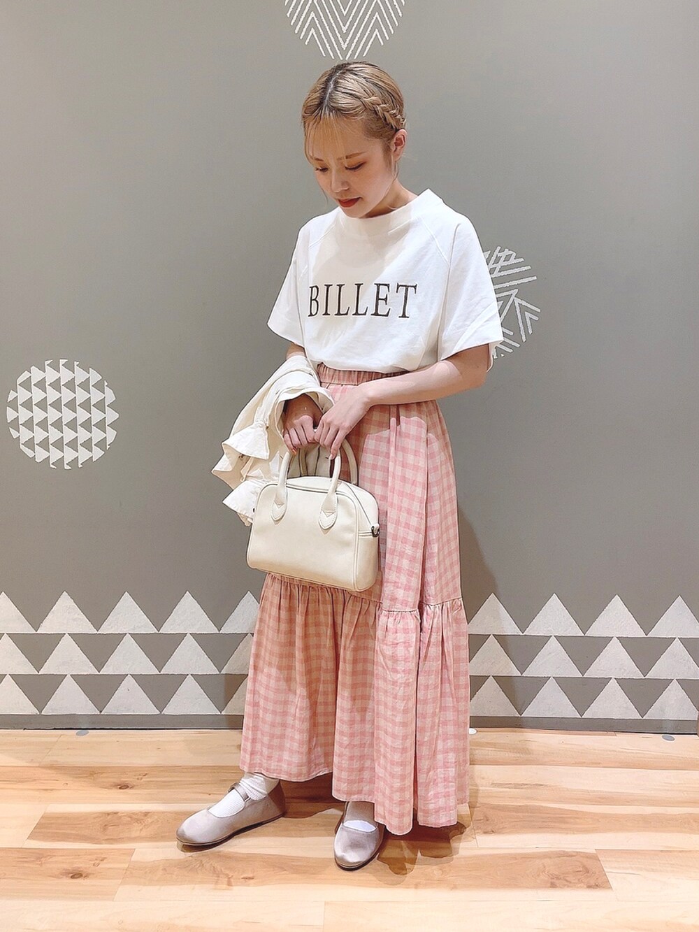 「Samansa Mos2のロゴ刺繍フレンチスリーブTシャツ(Tシャツ/カットソー、ホワイト系)」を使った、えぐちさん(レディース・154cm)の春コーディネートの2枚目の写真