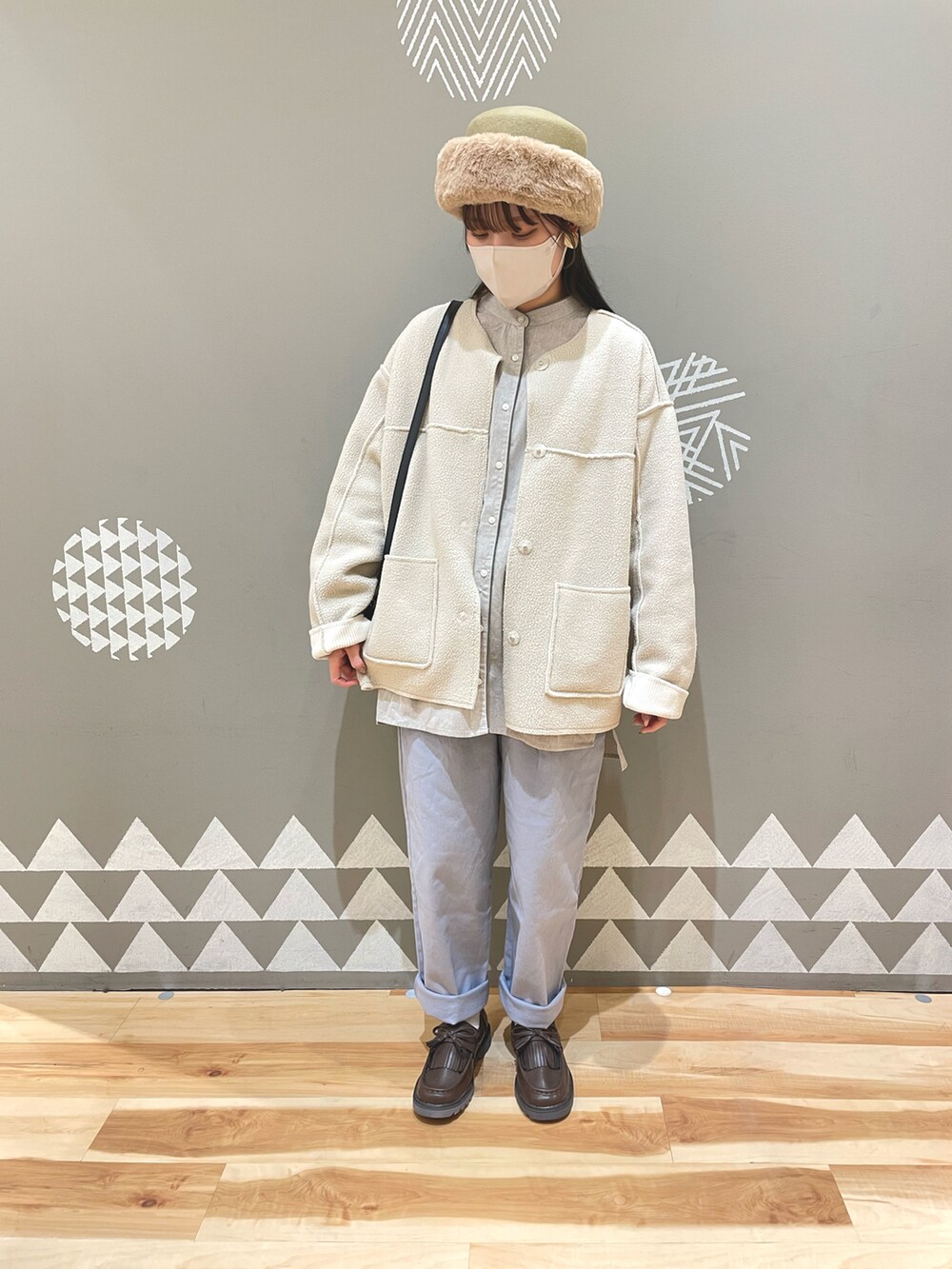 ホワイト系のその他アウター、ブルー系のその他パンツ、ブラウン系のローファーを着用したレディースの秋コーディネートの2枚目の写真