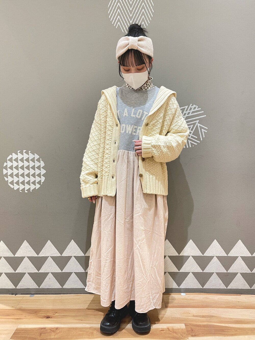 グレー系のワンピースを着用したレディースの冬コーディネートの2枚目の写真