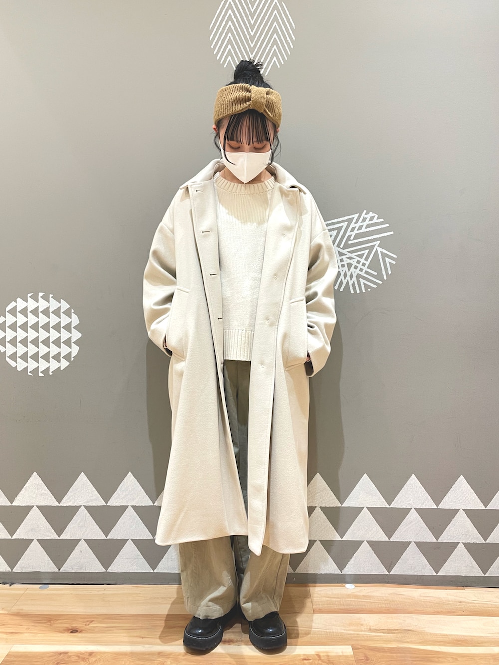 「白ニット」｜「sm2rhythmのポケット付ニットプルオーバー（ニット/セーター、ホワイト系）」を使った、えぐちさん（レディース・154cm）の冬コーディネートの2枚目の写真