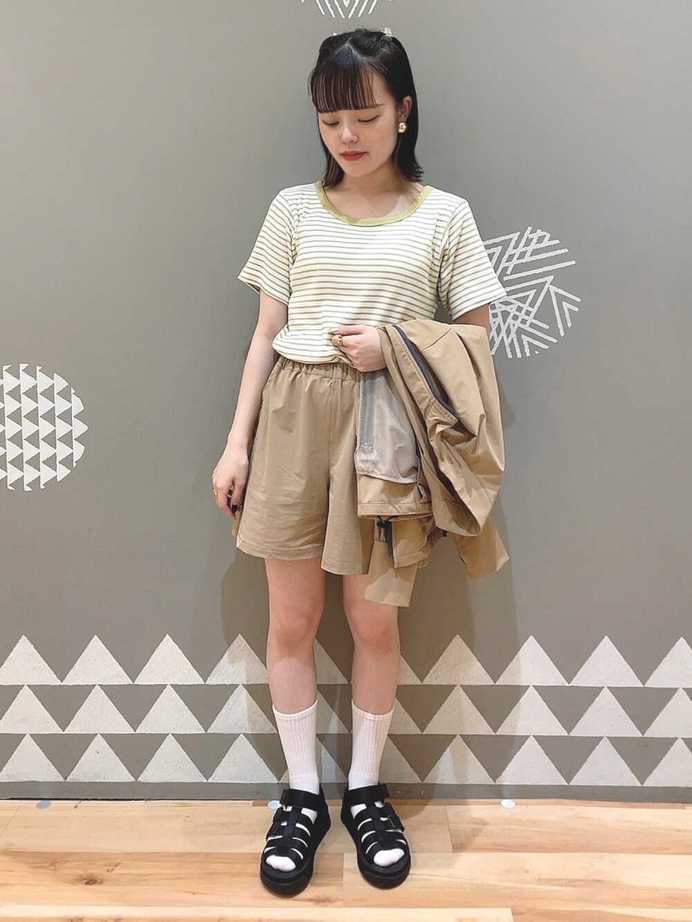 グリーン系のTシャツ/カットソー、ベージュ系のブルゾン、ベージュ系のその他パンツを着用したレディースの春コーディネートの2枚目の写真