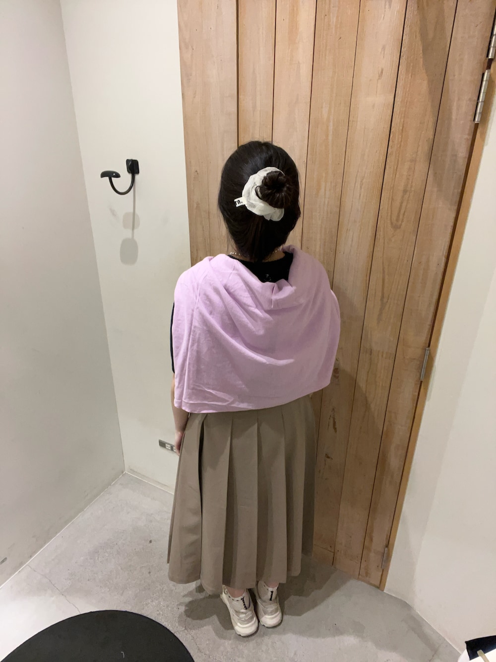 ベージュ系のスカート、ピンク系のシャツ/ブラウス、ブルー系のカーディガン/ボレロを着用したレディースの春コーディネートの2枚目の写真