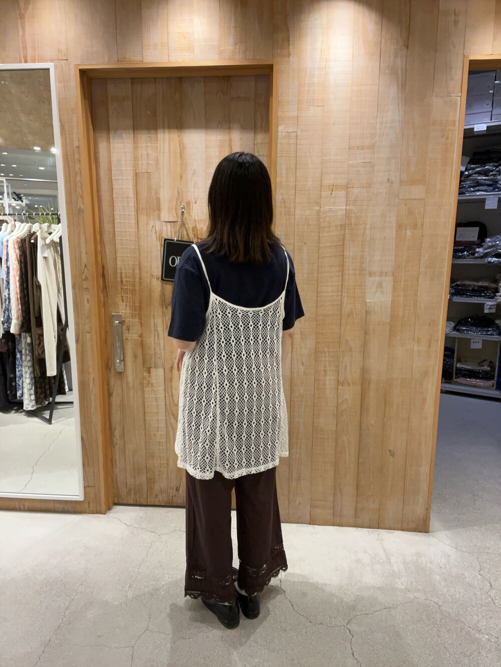 ホワイト系のキャミソール、ホワイト系のTシャツ/カットソー、ブラウン系のその他パンツを着用したレディースの夏コーディネートの3枚目の写真