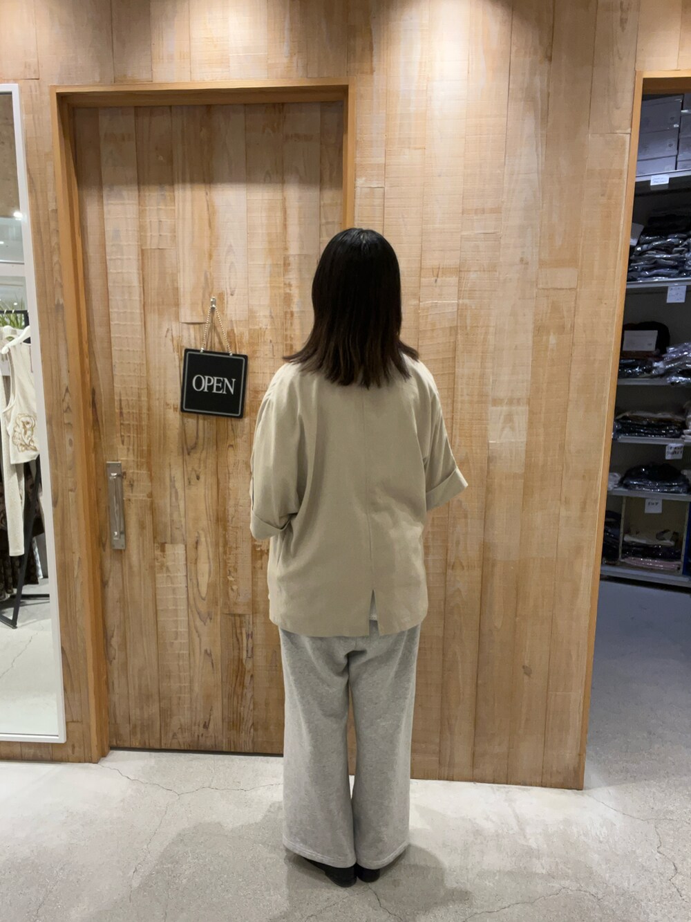 ホワイト系のTシャツ/カットソー、ベージュ系のテーラードジャケット、ホワイト系のスカートを着用したレディースの夏コーディネートの3枚目の写真