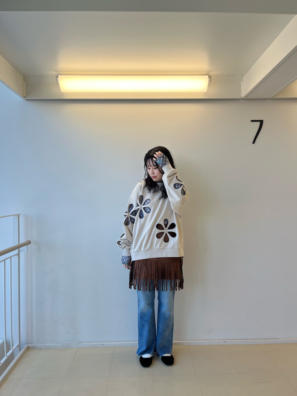 ブルー系のデニムパンツ、ブラウン系のスカート、グレー系のTシャツ/カットソーを着用したレディースの春コーディネートの2枚目の写真