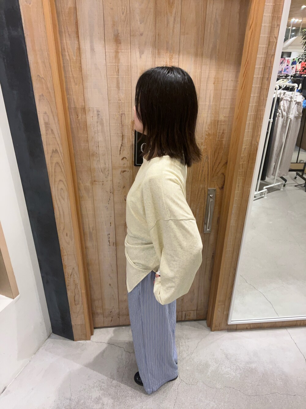 ピンク系のTシャツ/カットソー、ブルー系のその他パンツを着用したレディースの夏コーディネートの2枚目の写真