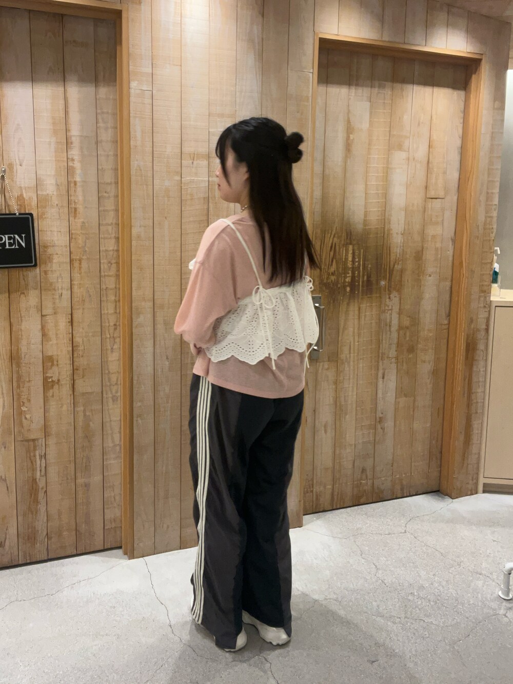 グレー系のスウェットパンツ、ホワイト系のシャツ/ブラウス、ピンク系のTシャツ/カットソーを着用したレディースの春コーディネートの2枚目の写真