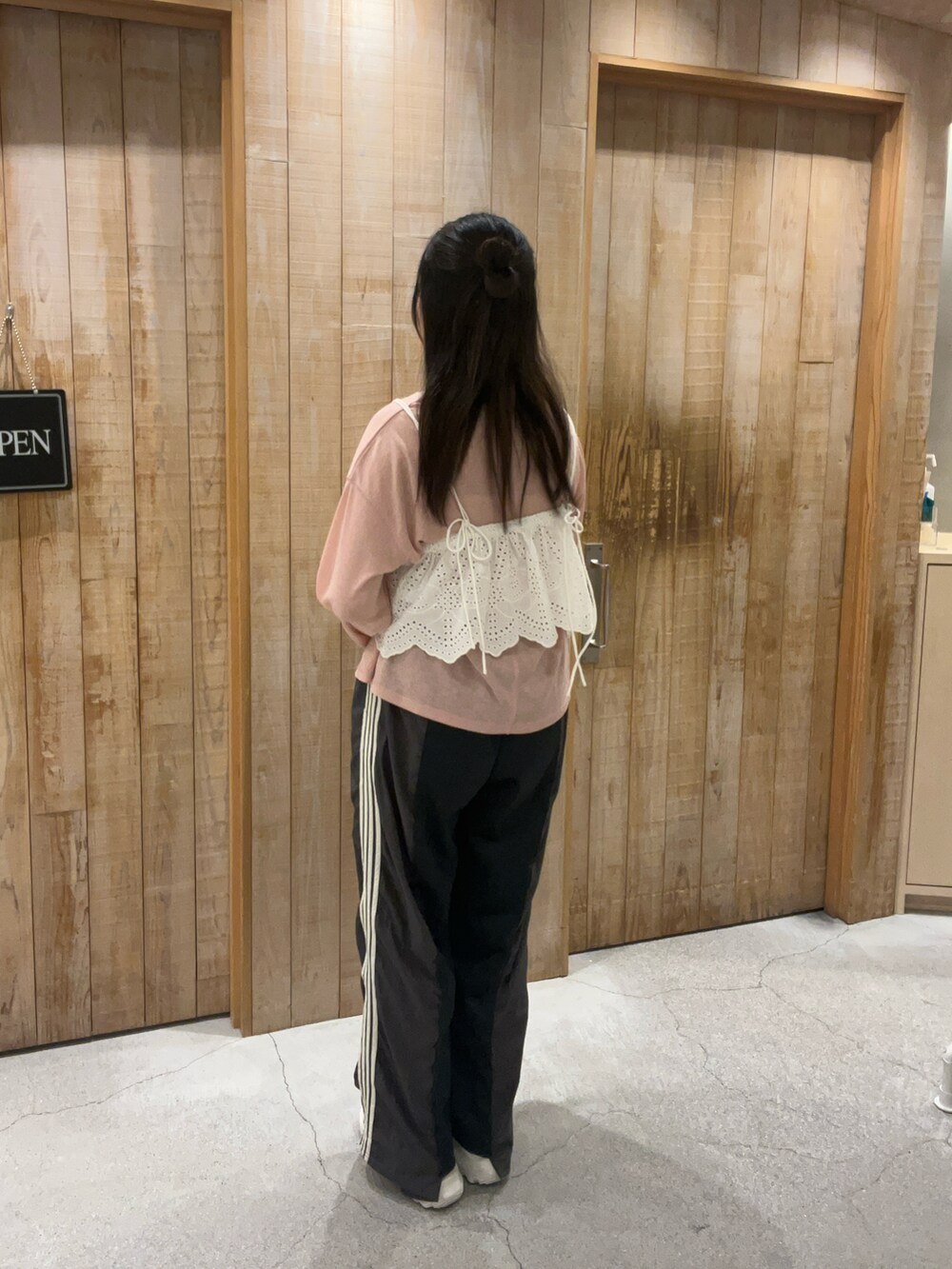 グレー系のスウェットパンツ、ホワイト系のシャツ/ブラウス、ピンク系のTシャツ/カットソーを着用したレディースの春コーディネートの3枚目の写真